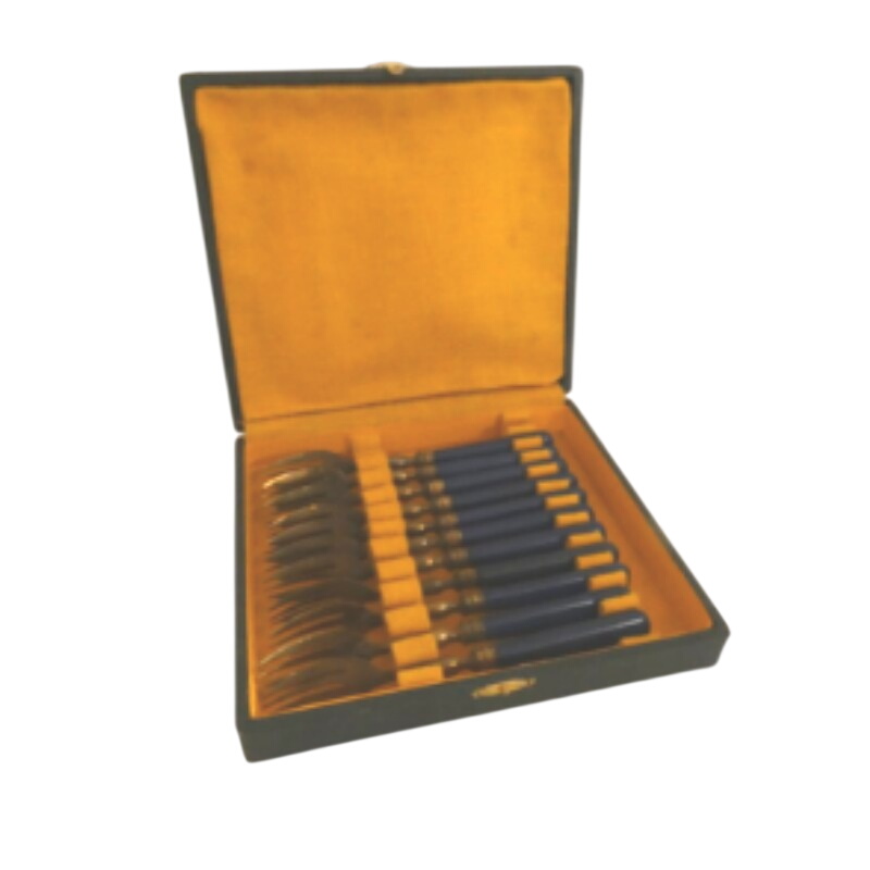 Coffret de 11 anciennes fourchettes à gâteau en métal doré et manches en bakélite bleue Bon état - 10,00 € Coffret de 11 anciennes fourchettes à gâteau en métal doré et manches en bakélite bleue Bon état reconditionné disponible sur Label Emmaüs