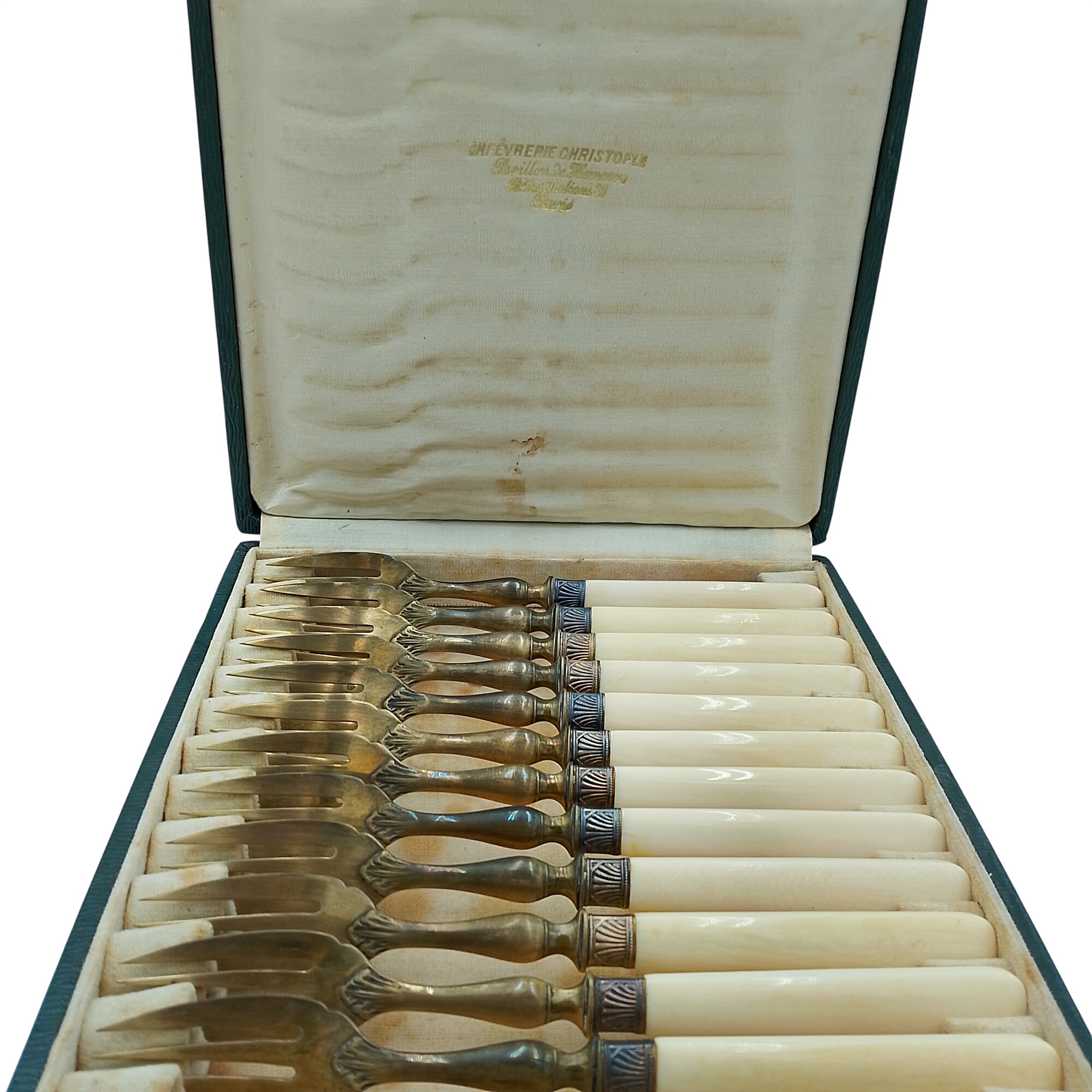 Coffret de 12 fourchettes à dessert "Orfèvrerie Christofle" État correct - 50,00 € Coffret de 12 fourchettes à dessert "Orfèvrerie Christofle" État correct reconditionné disponible sur Label Emmaüs