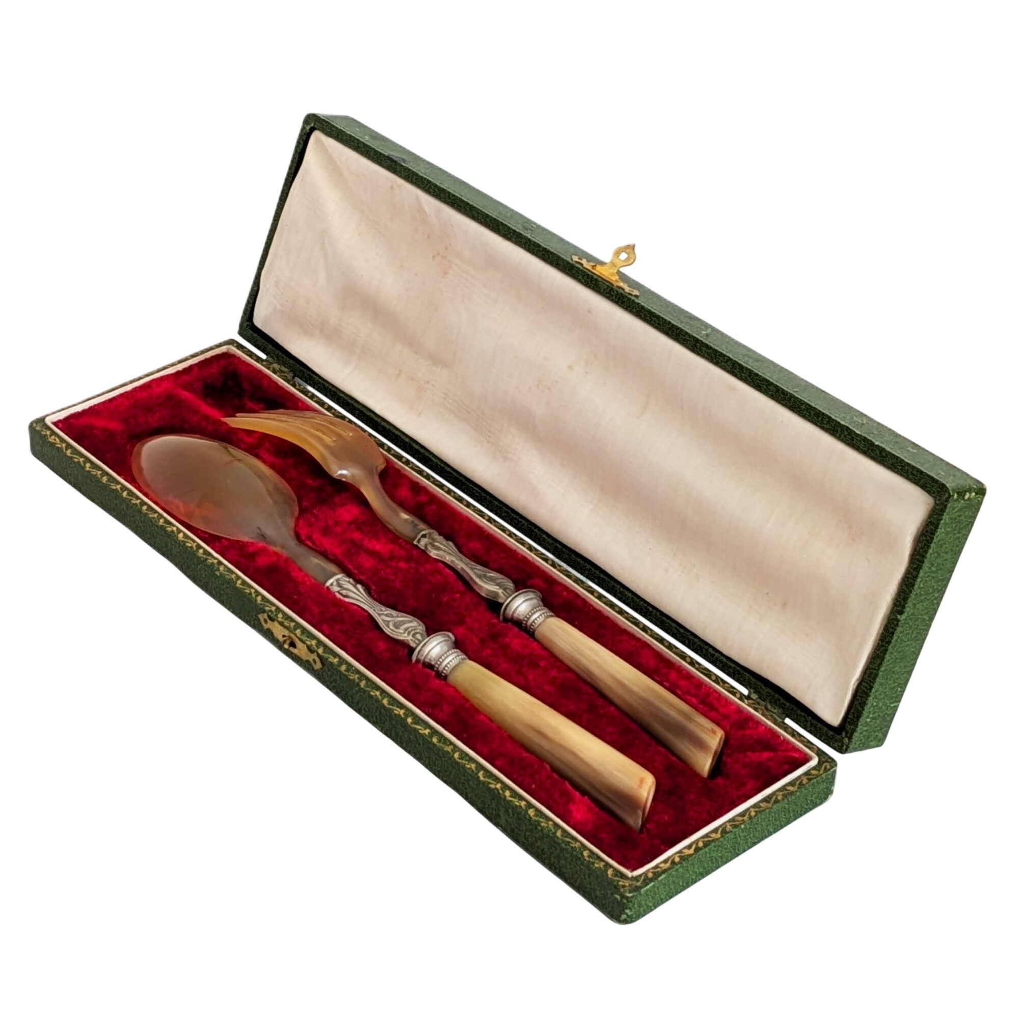 Coffret de 2 Couverts à Salade Anciens en Corne et Métal Argenté Bon état - 22,00 € Coffret de 2 Couverts à Salade Anciens en Corne et Métal Argenté Bon état reconditionné disponible sur Label Emmaüs