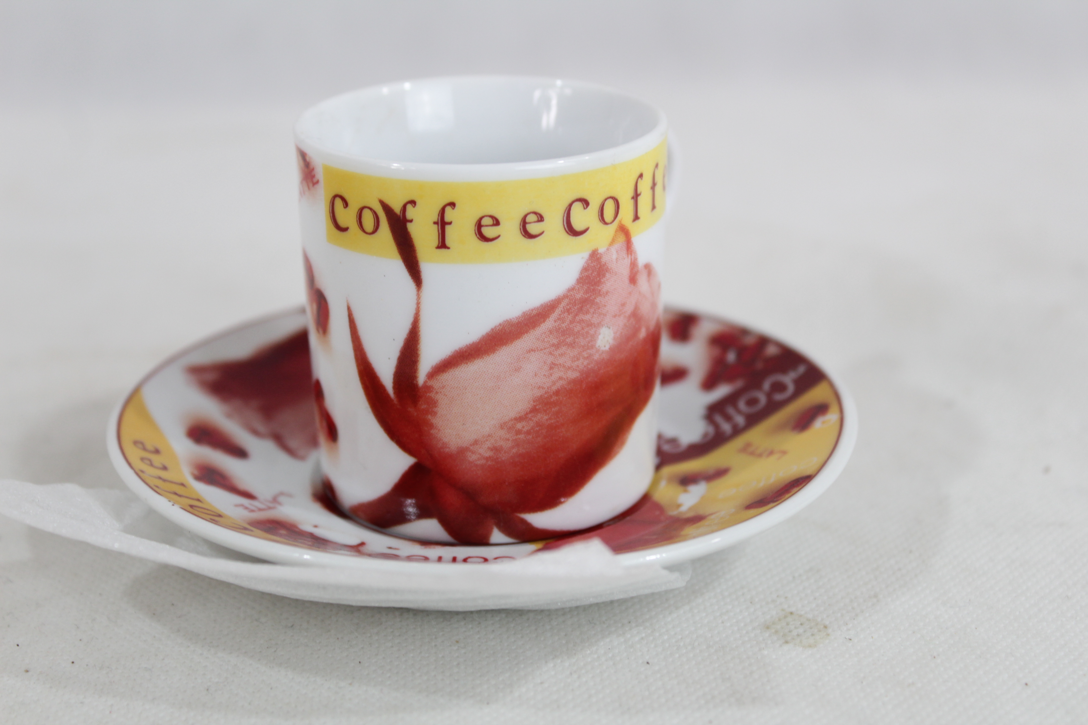 Voir photo 5 de Coffret de 6 tasses et 6 sous-tasses a café en porcelaine Coffret de 6 tasses et 6 sous-tasses a café en porcelaine Parfait état reconditionné photo 5