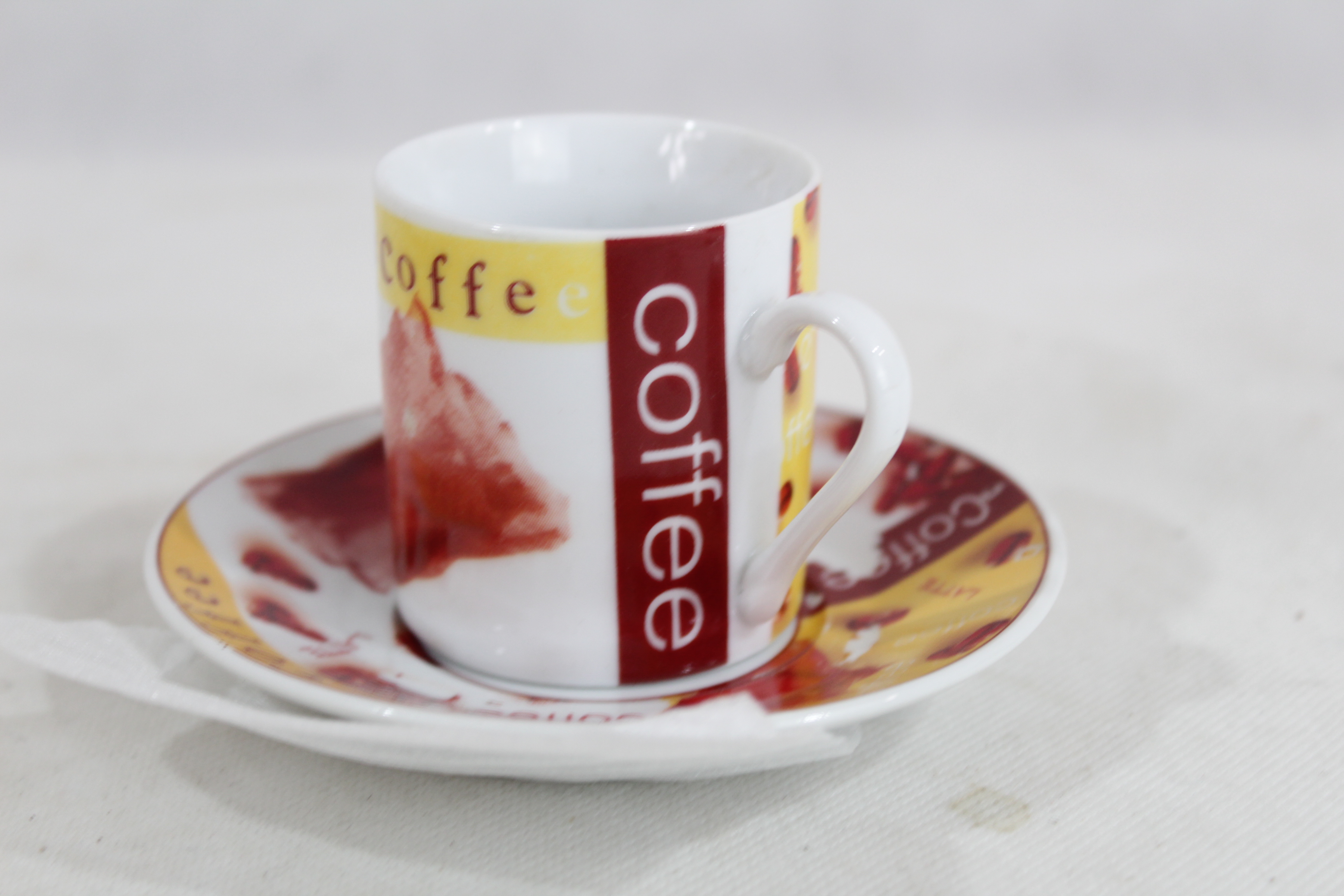 Voir photo 6 de Coffret de 6 tasses et 6 sous-tasses a café en porcelaine Coffret de 6 tasses et 6 sous-tasses a café en porcelaine Parfait état reconditionné photo 6