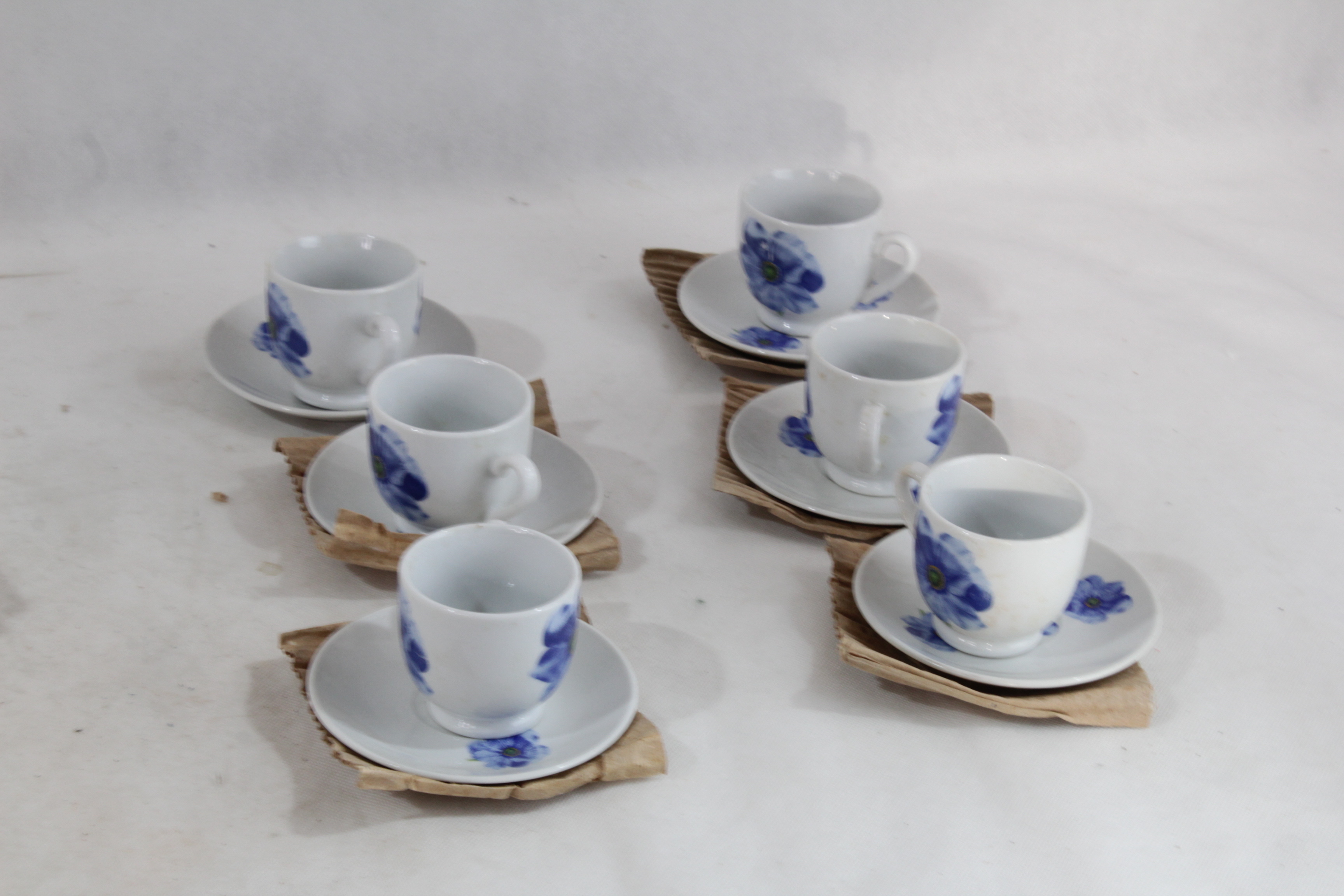 Voir photo 2 de Coffret de 6 tasses et sous tasses à café SIAKI en porcelaine Coffret de 6 tasses et sous tasses à café SIAKI en porcelaine Parfait état reconditionné photo 2