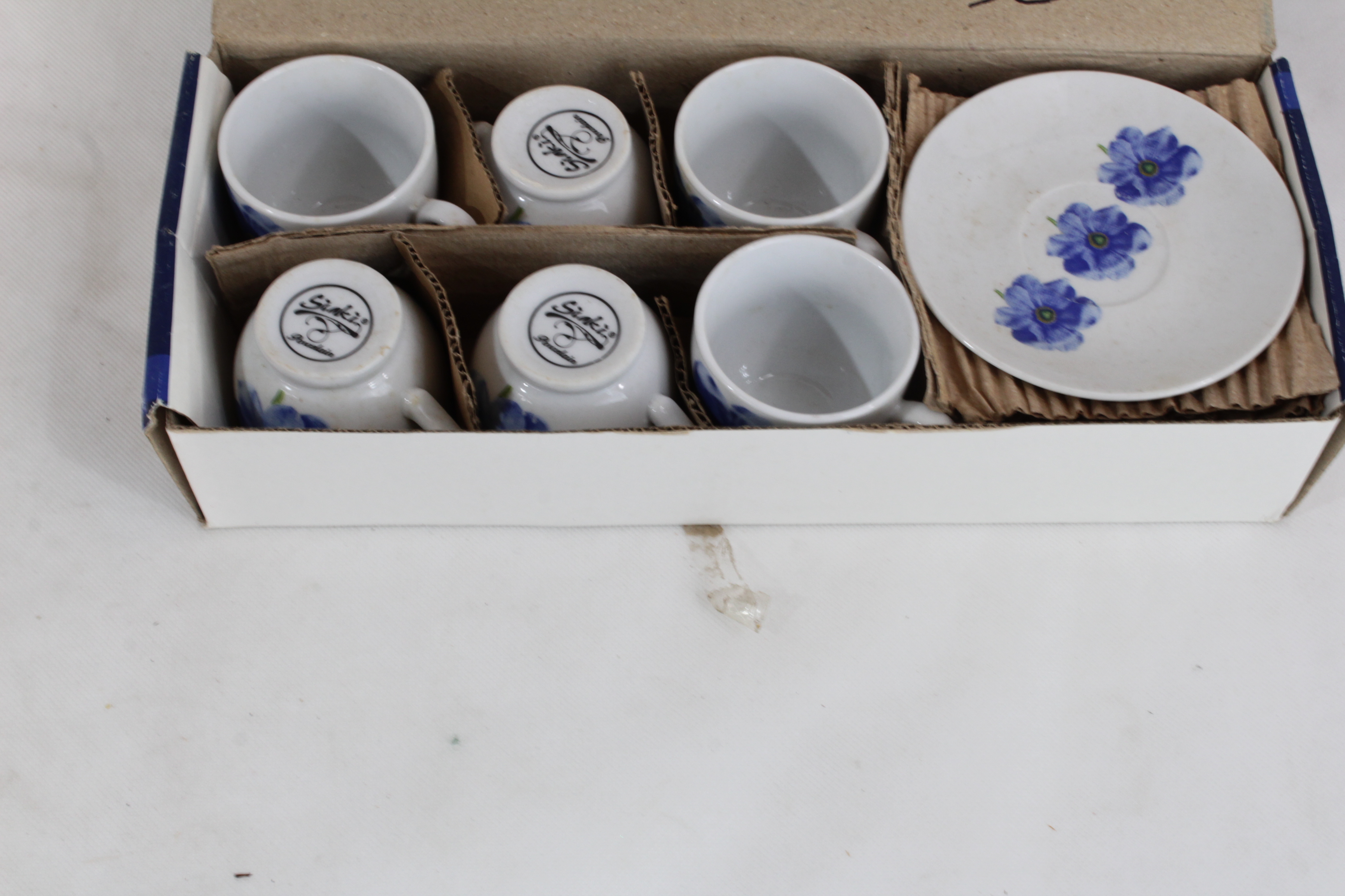 Acheter Coffret de 6 tasses et sous tasses à café SIAKI en porcelaine Parfait état - 10,00 € Coffret de 6 tasses et sous tasses à café SIAKI en porcelaine Parfait état reconditionné disponible sur Label Emmaüs