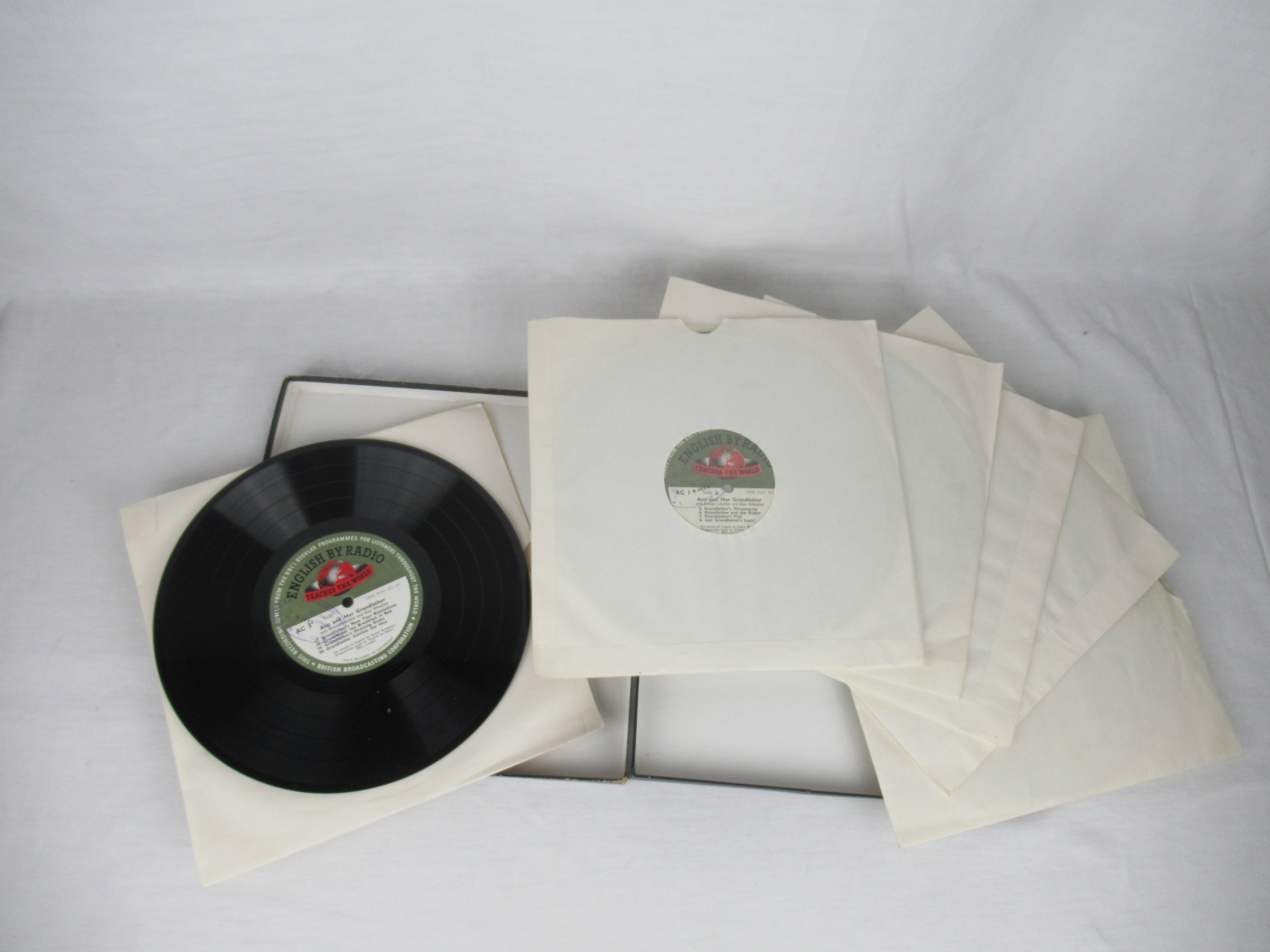 Voir photo 3 de Coffret de 6 vinyles MEET THE PARKERS pour apprendre l'anglais Coffret de 6 vinyles MEET THE PARKERS pour apprendre l'anglais Bon état reconditionné photo 3