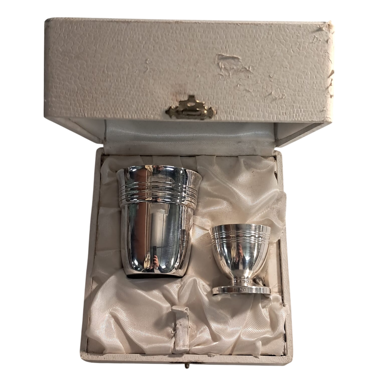Coffret de baptême St Médard Orfèvre en métal argenté État correct - 40,00 € Coffret de baptême St Médard Orfèvre en métal argenté État correct reconditionné disponible sur Label Emmaüs