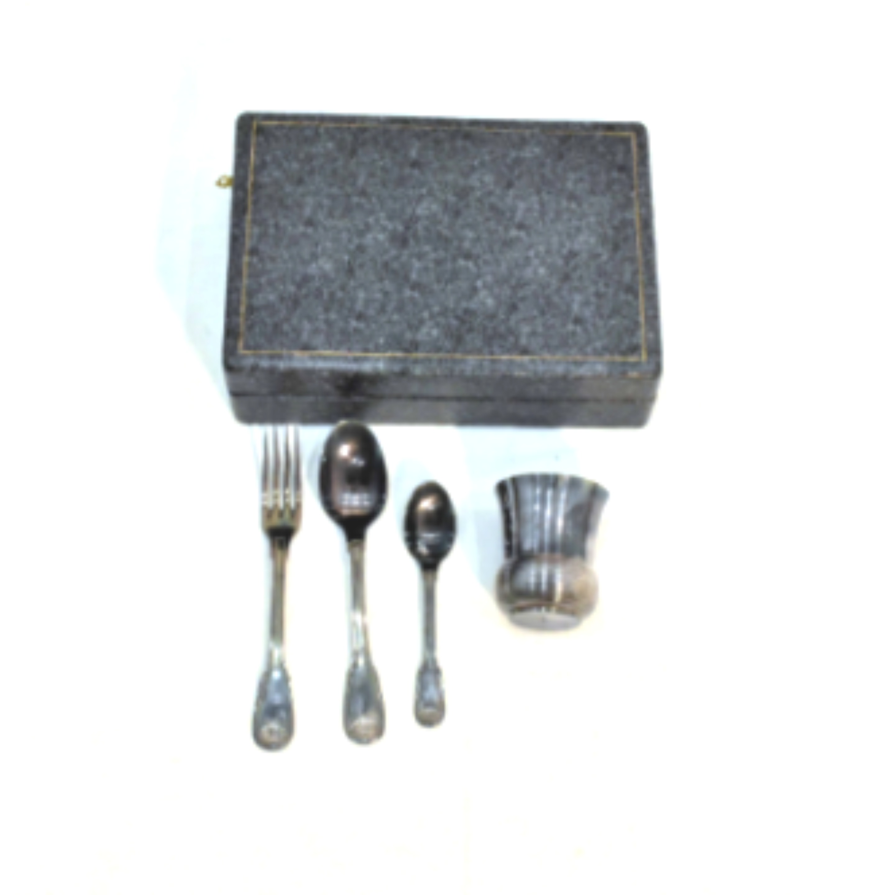 Voir photo 2 de Coffret de Naissance Ercuis™ - Métal Argenté Poinçonné Coffret de Naissance Ercuis™ - Métal Argenté Poinçonné reconditionné photo 2