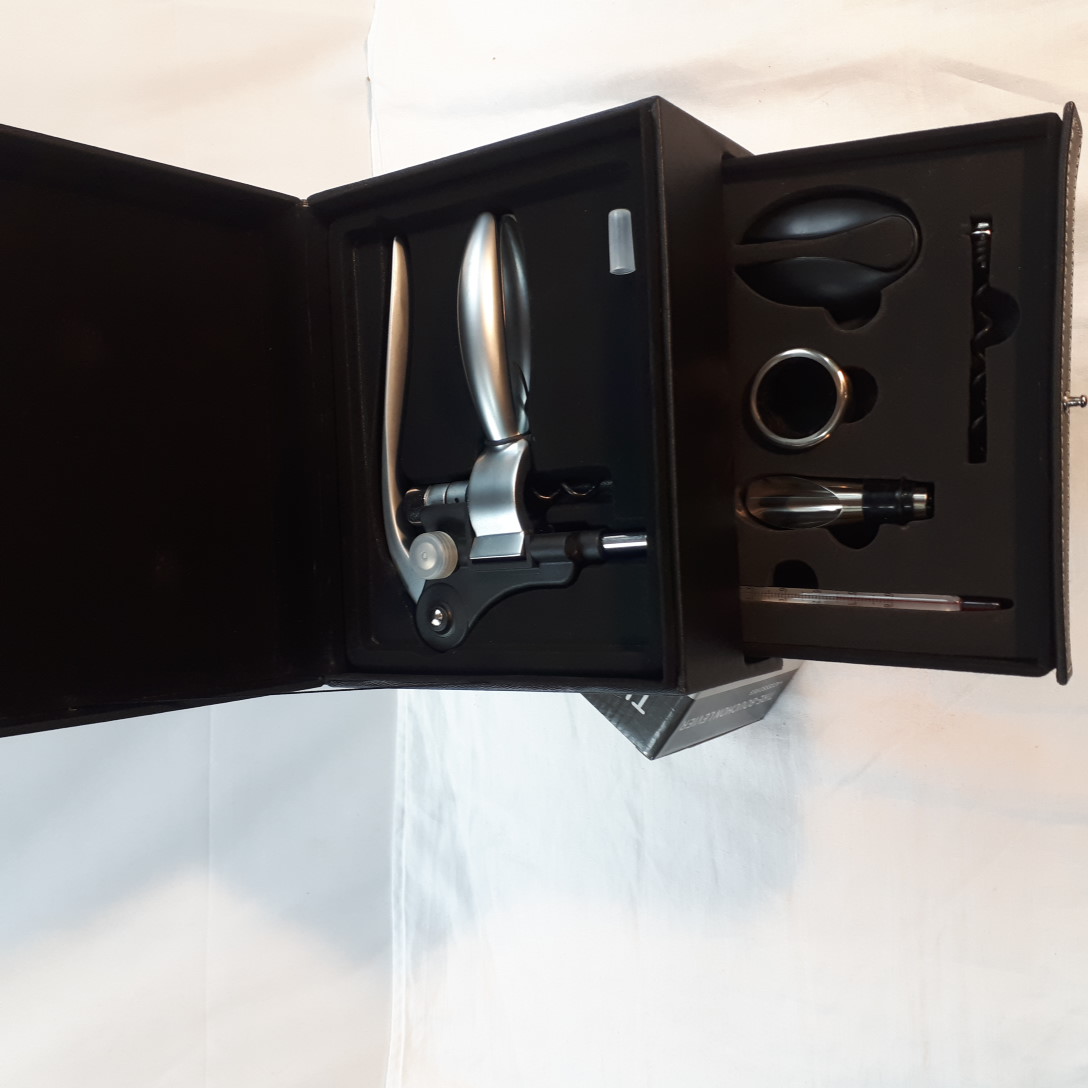 Voir photo 3 de Coffret de sommelier Tire bouchon et ses accessoires neuf Coffret de sommelier Tire bouchon et ses accessoires neuf Parfait état reconditionné photo 3