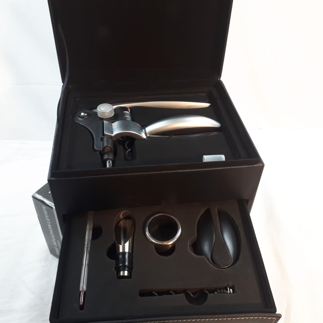 Voir photo 6 de Coffret de sommelier Tire bouchon et ses accessoires neuf Coffret de sommelier Tire bouchon et ses accessoires neuf Parfait état reconditionné photo 6