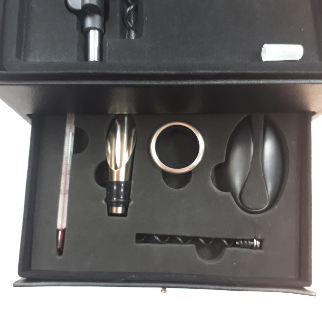 Voir photo 7 de Coffret de sommelier Tire bouchon et ses accessoires neuf Coffret de sommelier Tire bouchon et ses accessoires neuf Parfait état reconditionné photo 7