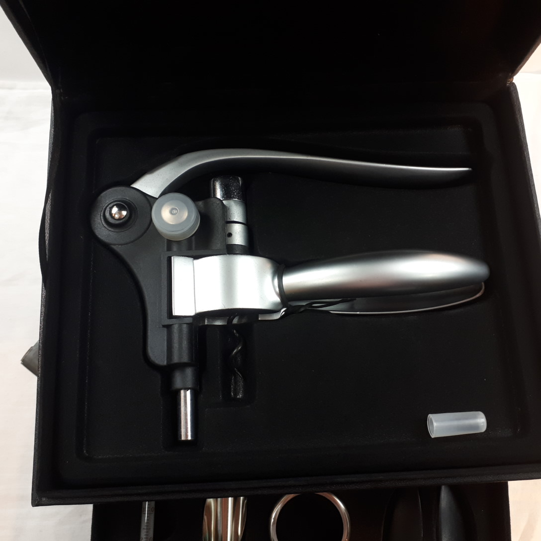 Voir photo 8 de Coffret de sommelier Tire bouchon et ses accessoires neuf Coffret de sommelier Tire bouchon et ses accessoires neuf Parfait état reconditionné photo 8