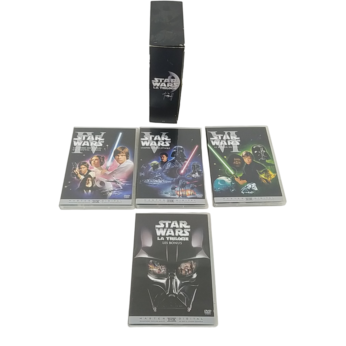 Coffret DVD Star Wars "trilogie" + Bonus les coulisses de la saga Bon état - 11,50 € Coffret DVD Star Wars "trilogie" + Bonus les coulisses de la saga Bon état reconditionné disponible sur Label Emmaüs