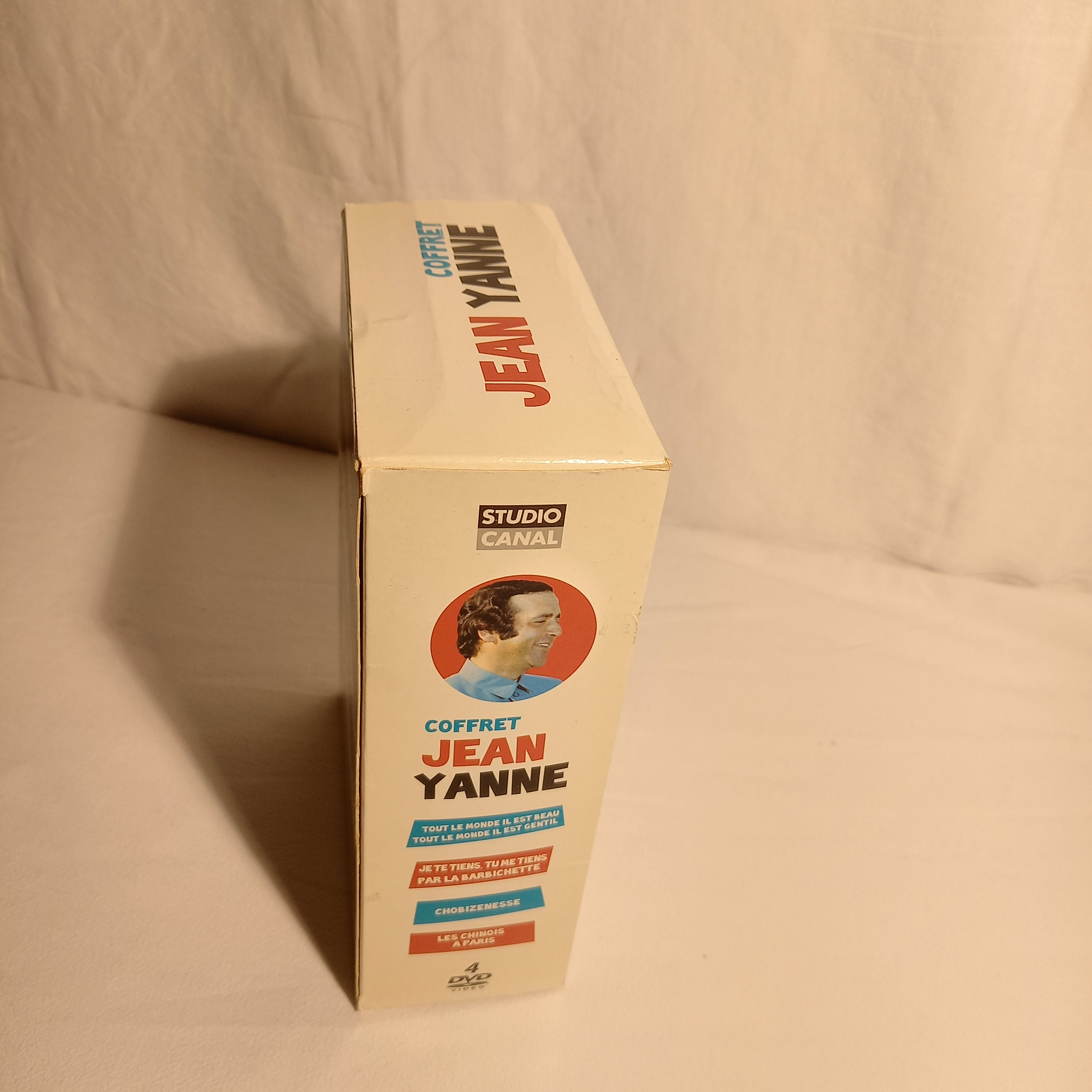 Voir photo 3 de Coffret Jean Yanne - Tout le monde il est beau, tout le monde il est gentil + Les chinois à Paris + Chobizenesse + Je te tiens, tu me tiens par la barbichette Coffret Jean Yanne - Tout le monde il est beau, tout le monde il est gentil + Les chinois à Paris + Chobizenesse + Je te tiens, tu me tiens par la barbichette Bon état reconditionné photo 3