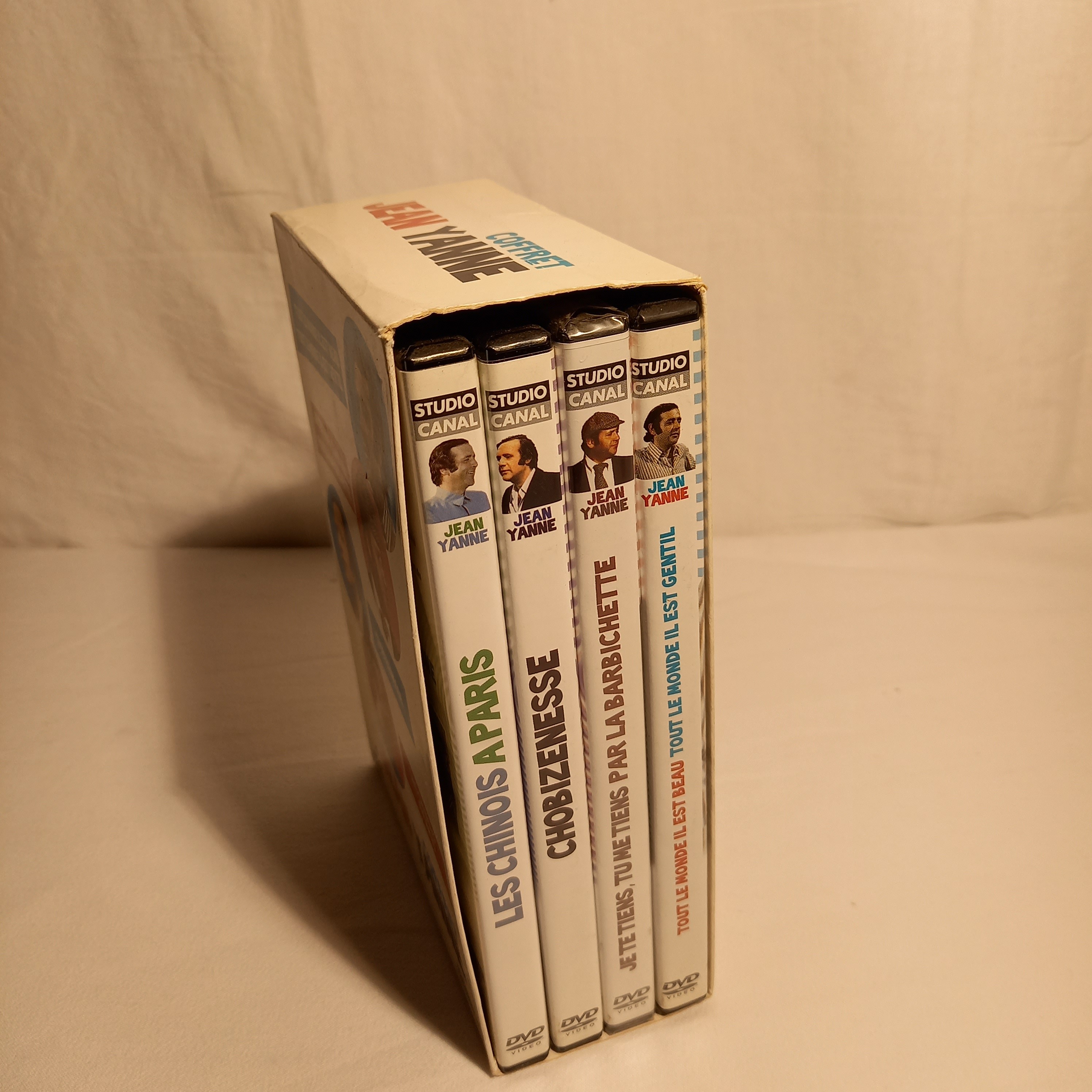 Voir photo 4 de Coffret Jean Yanne - Tout le monde il est beau, tout le monde il est gentil + Les chinois à Paris + Chobizenesse + Je te tiens, tu me tiens par la barbichette Coffret Jean Yanne - Tout le monde il est beau, tout le monde il est gentil + Les chinois à Paris + Chobizenesse + Je te tiens, tu me tiens par la barbichette Bon état reconditionné photo 4
