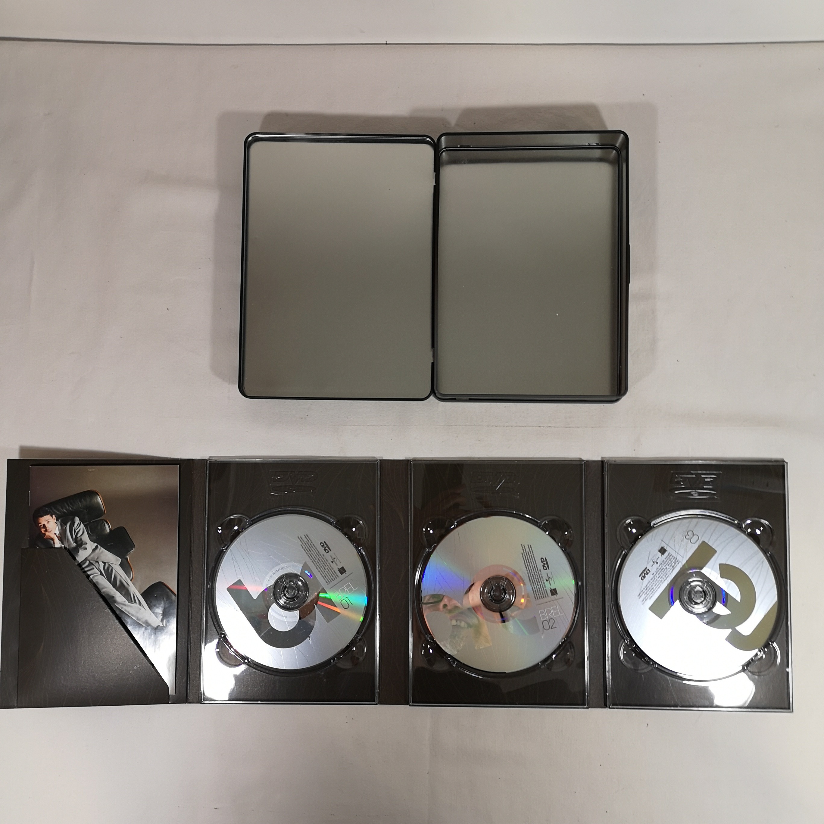 Voir photo 6 de Coffret métal collector BREL "Comme quand on était beau" Steelbook 3 DVD Coffret métal collector BREL "Comme quand on était beau" Steelbook 3 DVD Très bon état reconditionné photo 6