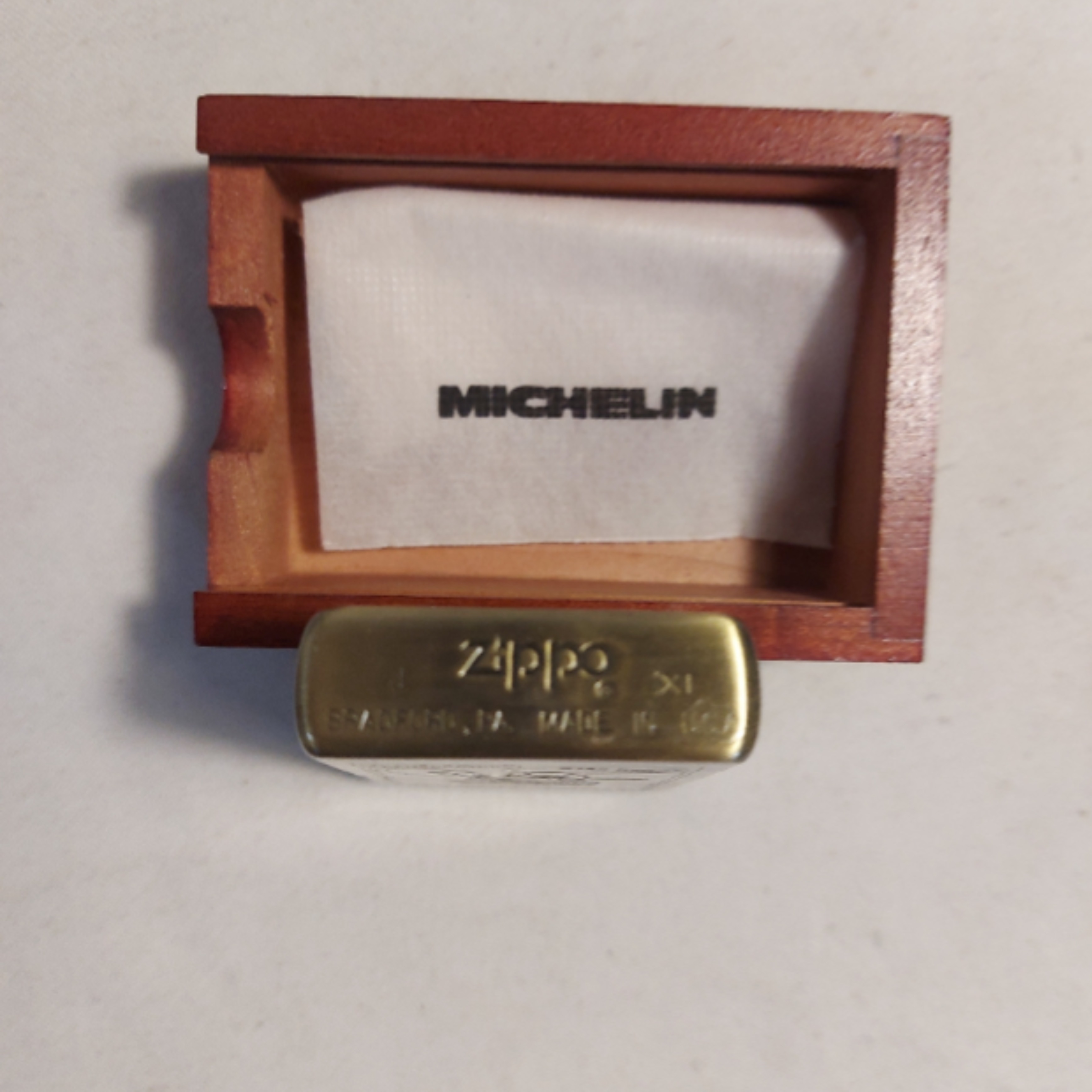 Voir photo 4 de Collector Zippo Michelin neuf dans sa boite Centenaire Michelin : Le Pneu Vélo Michelin Collector Zippo Michelin neuf dans sa boite Centenaire Michelin : Le Pneu Vélo Michelin Très bon état reconditionné photo 4