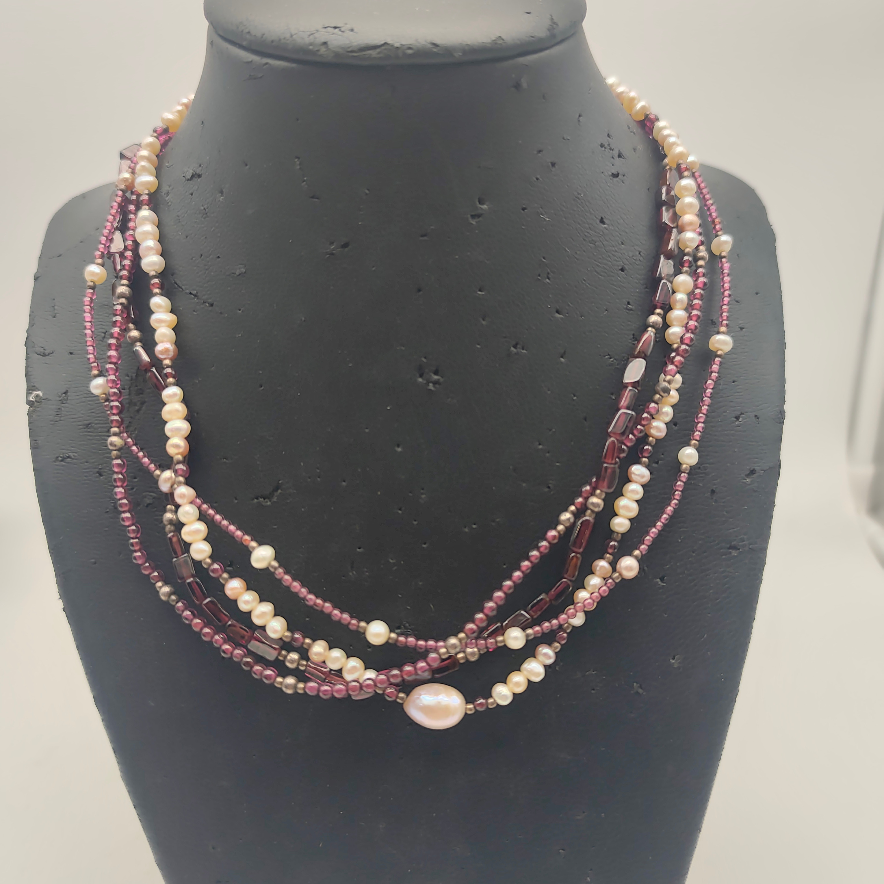 Voir photo 2 de Collier 4 brins perles et verroterie Collier 4 brins perles et verroterie Très bon état reconditionné photo 2