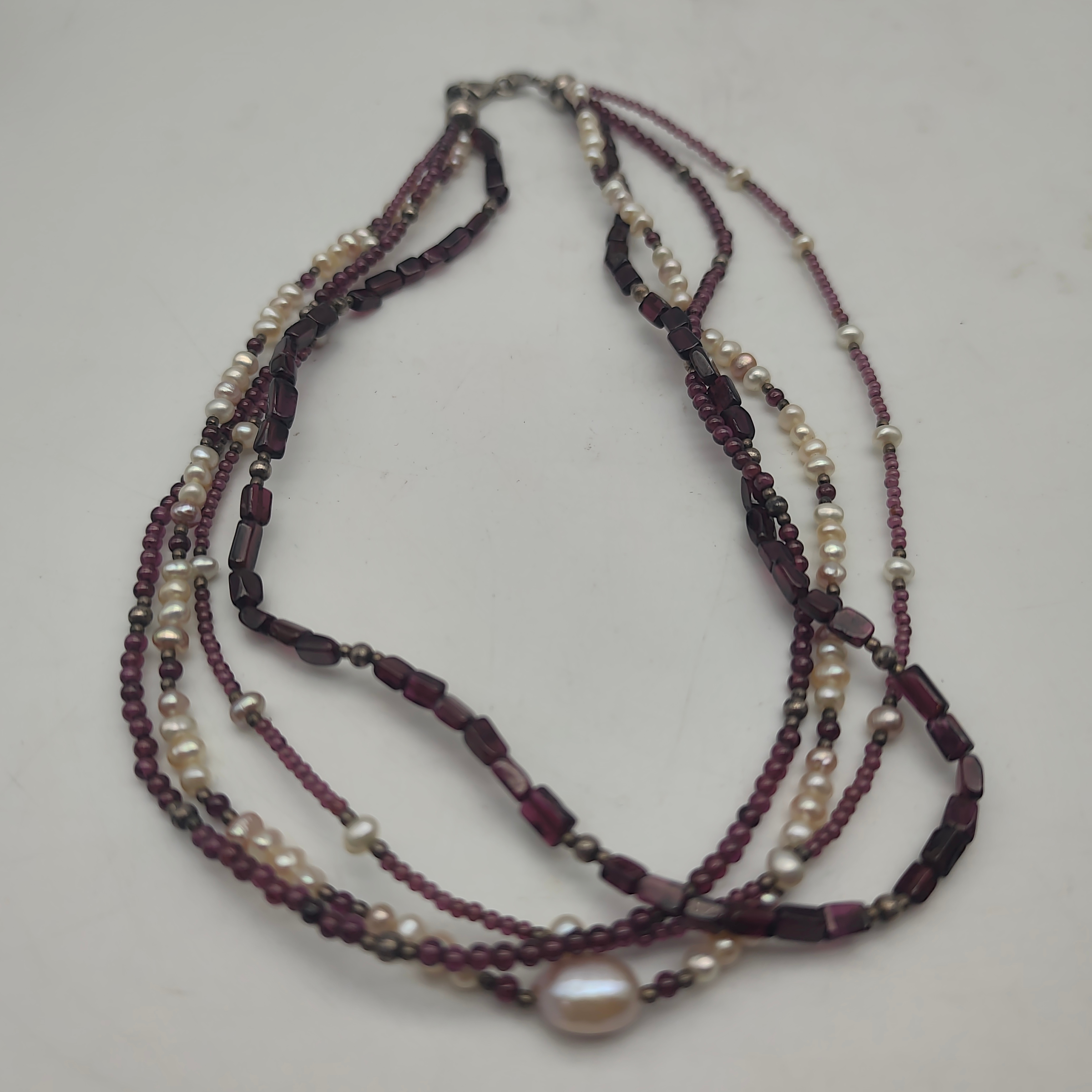 Voir photo 3 de Collier 4 brins perles et verroterie Collier 4 brins perles et verroterie Très bon état reconditionné photo 3