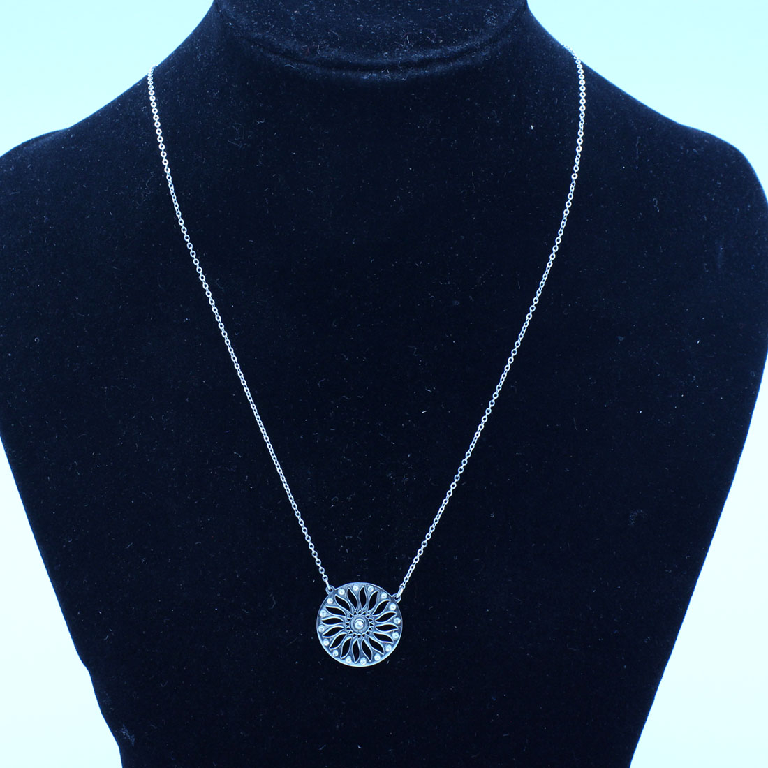 Voir photo 2 de Collier Agatha en acier et bague et boucles d'oreille Collier Agatha en acier et bague et boucles d'oreille Bon état reconditionné photo 2