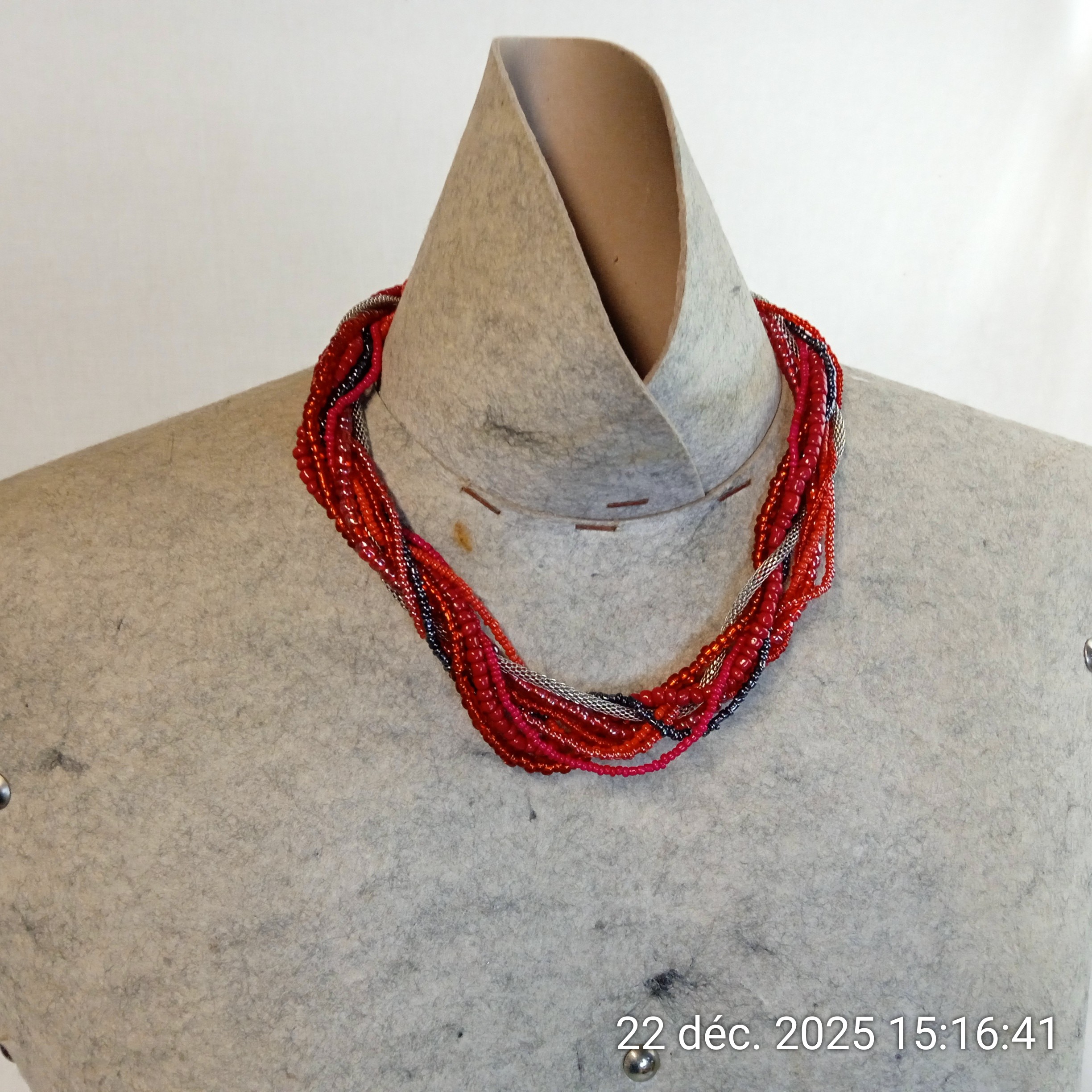 Voir photo 4 de Collier ancien ras du cou Torchon en perles et argent Collier ancien ras du cou Torchon en perles et argent Bon état reconditionné photo 4