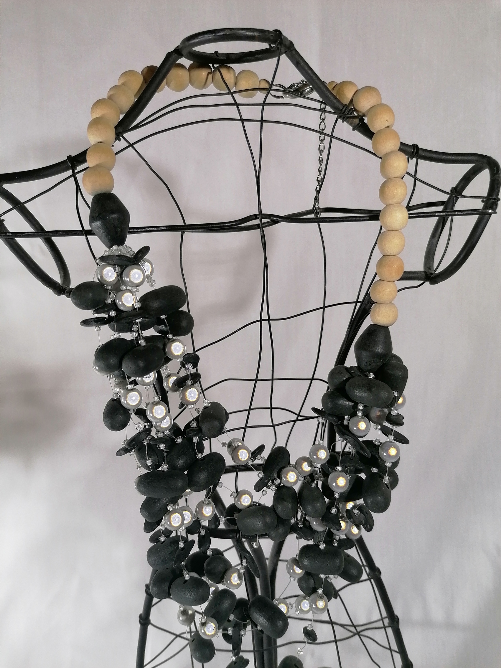 Collier artisanal perle en bois Très bon état - 12,00 € Collier artisanal perle en bois Très bon état reconditionné disponible sur Label Emmaüs