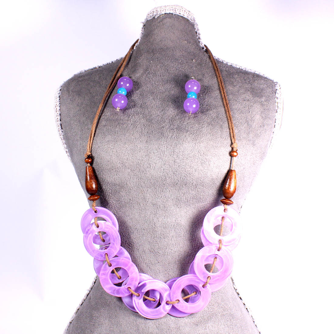 Voir photo 2 de Collier + boucles d'oreille mauves Collier + boucles d'oreille mauves Bon état reconditionné photo 2