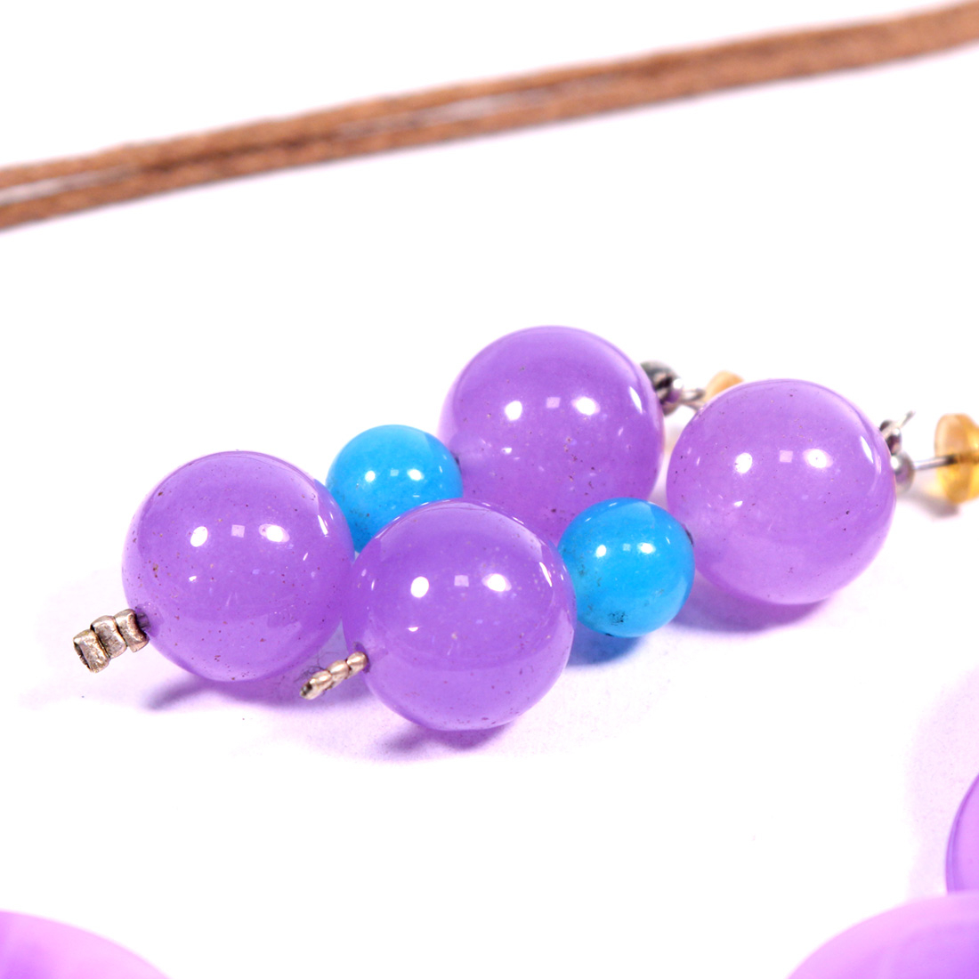 Voir photo 3 de Collier + boucles d'oreille mauves Collier + boucles d'oreille mauves Bon état reconditionné photo 3