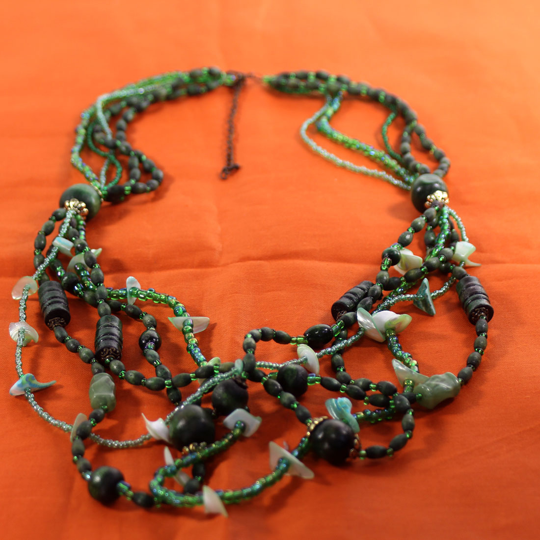 Collier camaïeu de vert Bon état - 12,00 € Collier camaïeu de vert Bon état reconditionné disponible sur Label Emmaüs