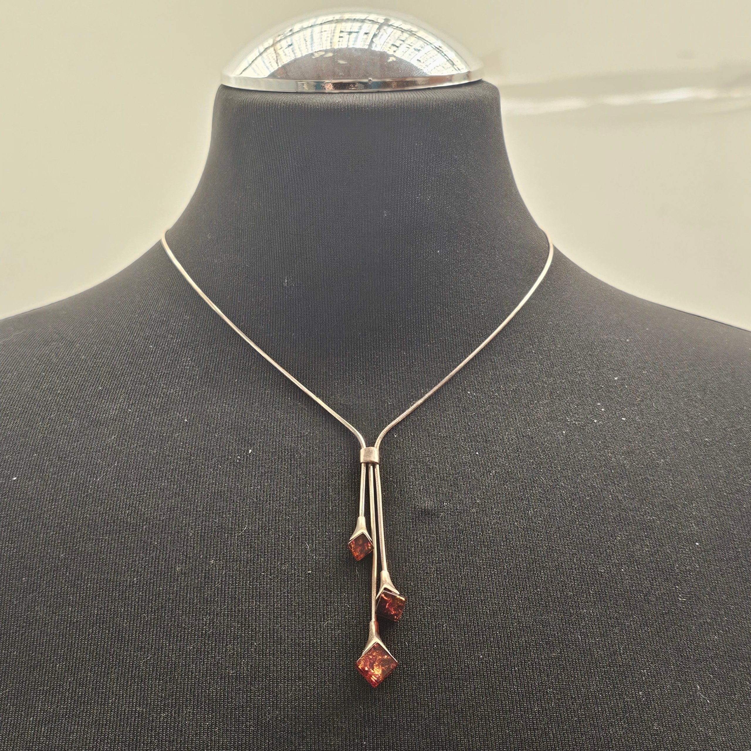 Voir photo 2 de Collier charme court réglable en argent 925 et cubes d'Ambes véritables. Collier charme court réglable en argent 925 et cubes d'Ambes véritables. Très bon état reconditionné photo 2