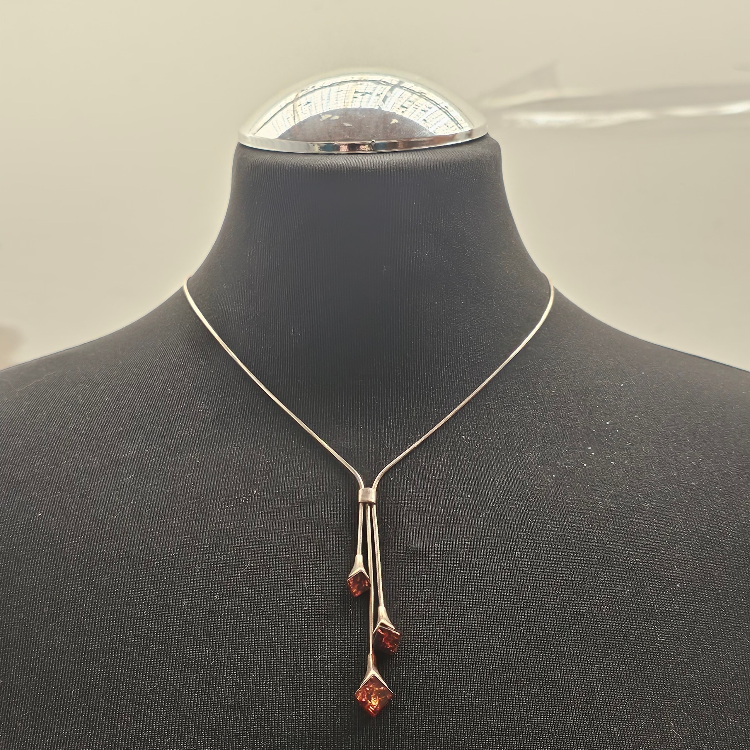 Collier charme court réglable en argent 925 et cubes d'Ambes véritables. Très bon état - 42,68 € Collier charme court réglable en argent 925 et cubes d'Ambes véritables. Très bon état reconditionné disponible sur Label Emmaüs
