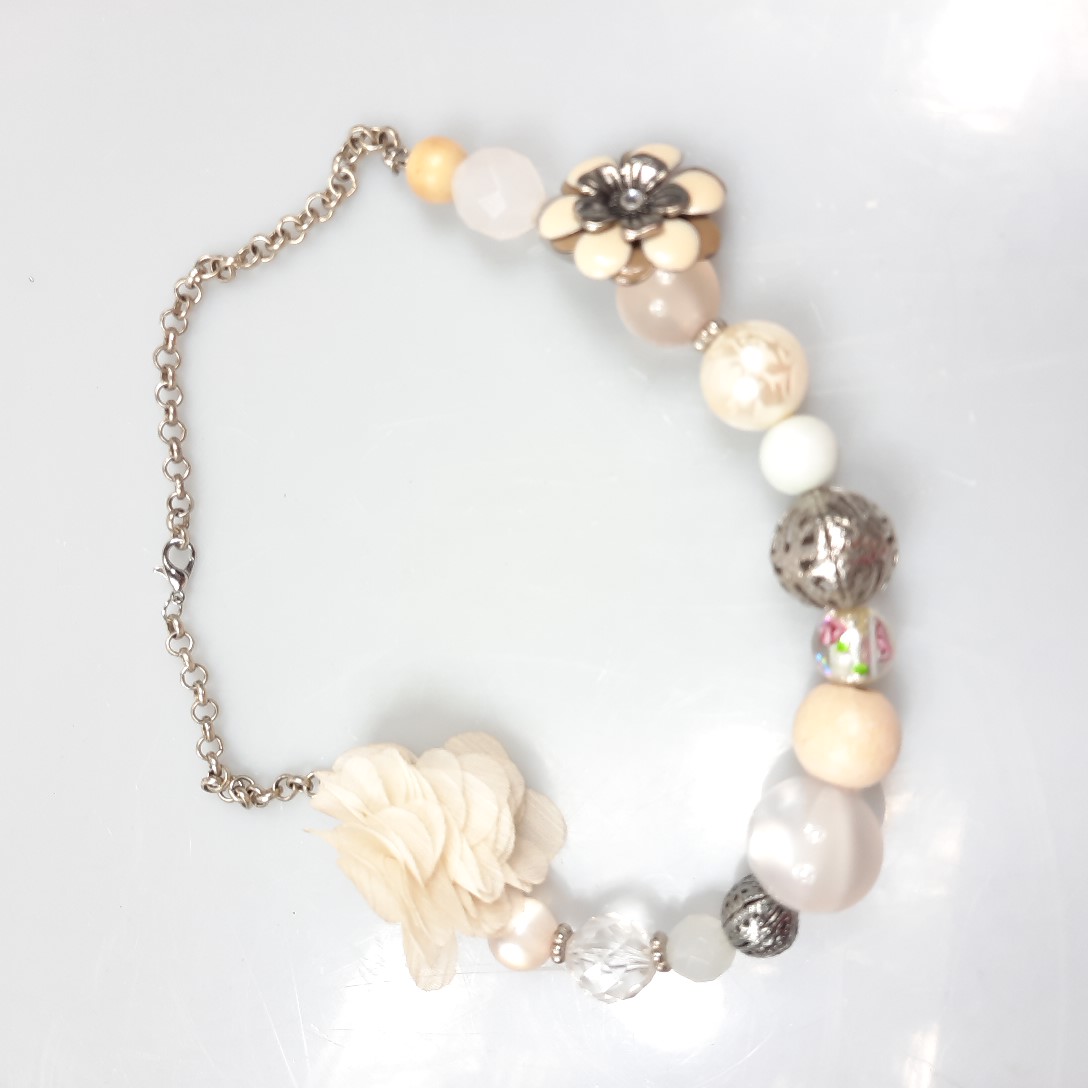 Collier charme perles fantaisie et fleur en tissu Très bon état - 12,00 € Collier charme perles fantaisie et fleur en tissu Très bon état reconditionné disponible sur Label Emmaüs