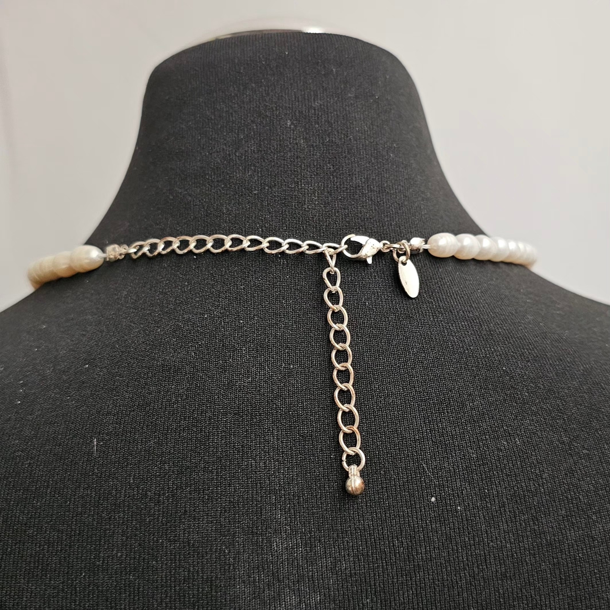 Voir photo 4 de Collier court réglable en perles nacré brut. Collier court réglable en perles nacré brut. Très bon état reconditionné photo 4