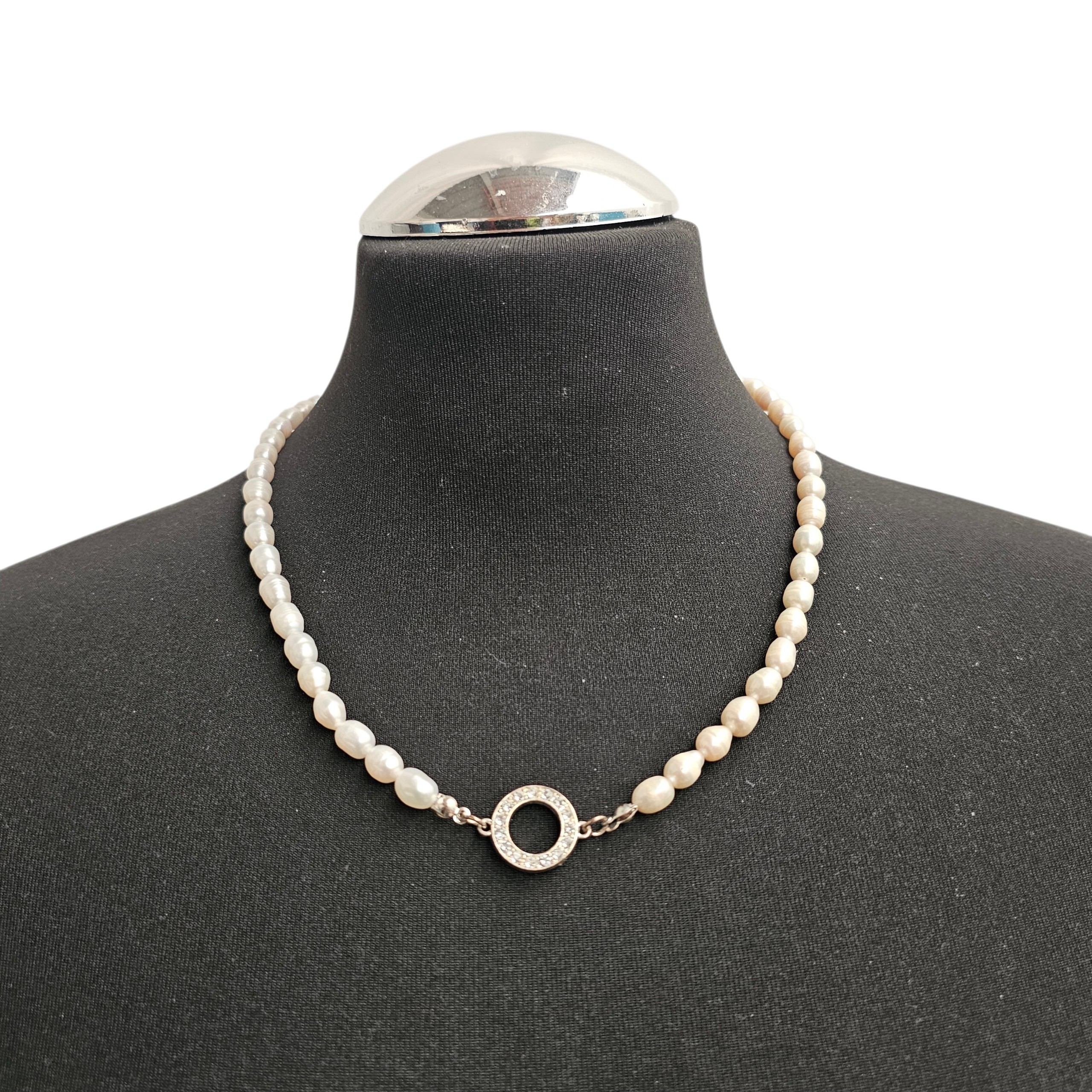 Voir photo 6 de Collier court réglable en perles nacré brut. Collier court réglable en perles nacré brut. Très bon état reconditionné photo 6