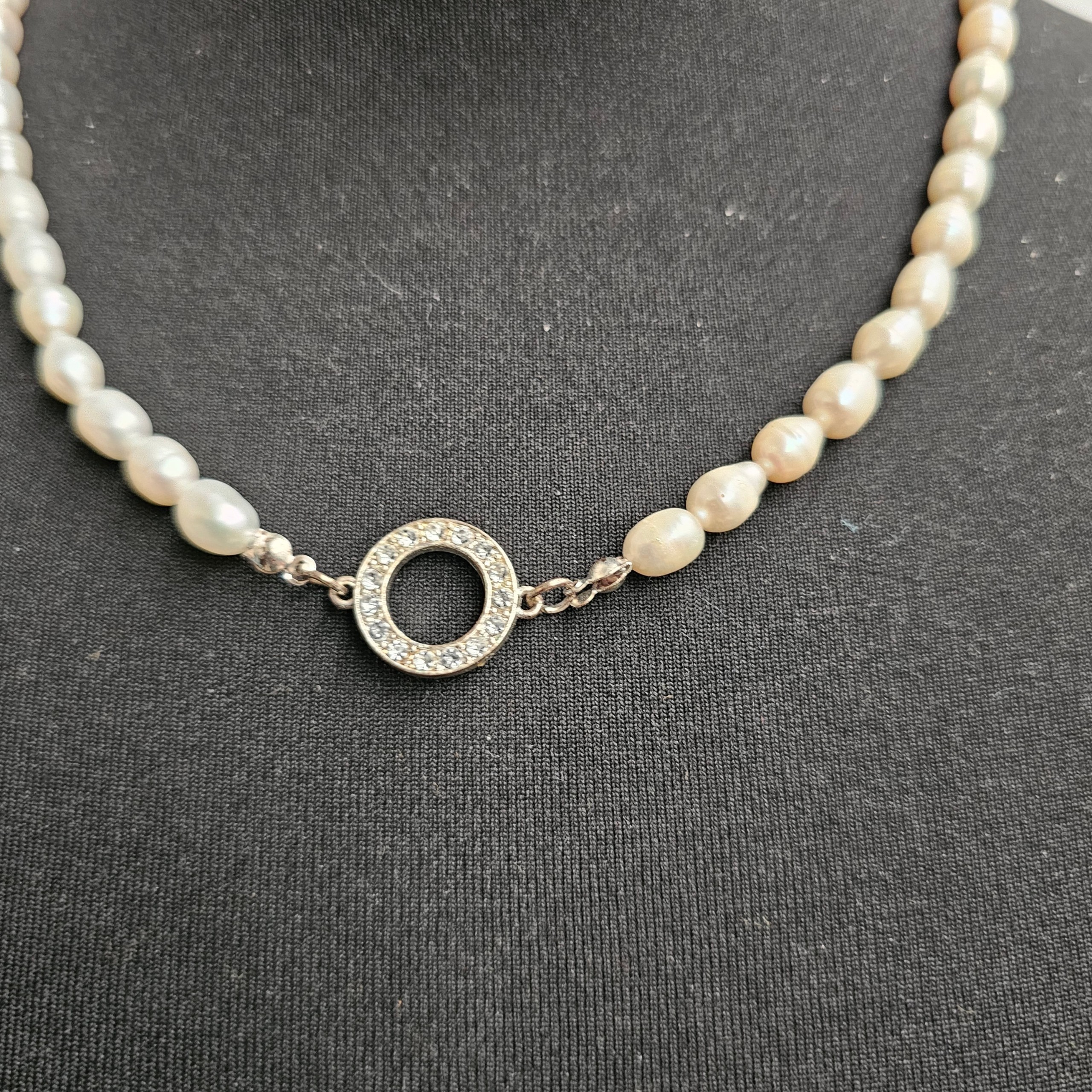 Voir photo 7 de Collier court réglable en perles nacré brut. Collier court réglable en perles nacré brut. Très bon état reconditionné photo 7