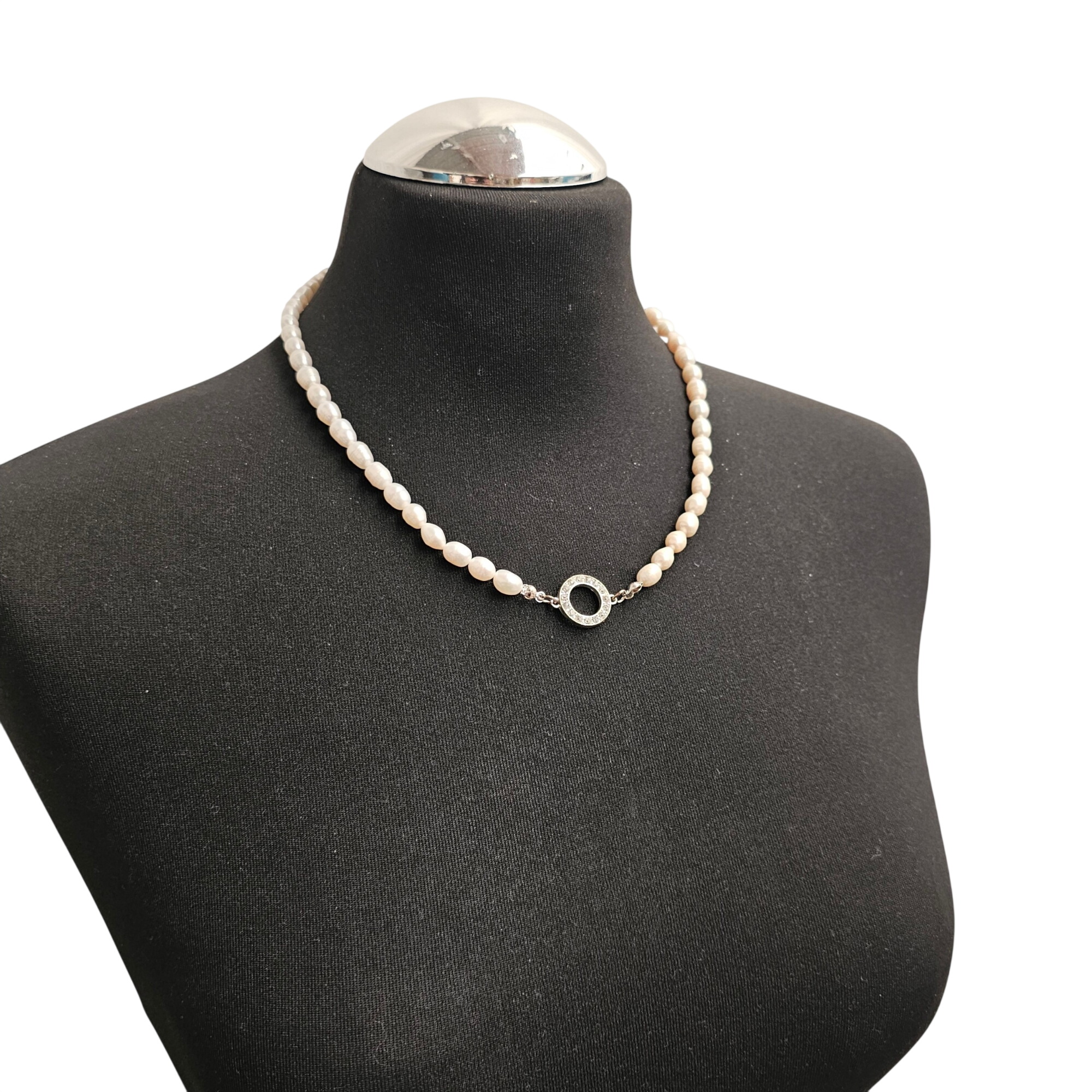 Acheter Collier court réglable en perles nacré brut. Très bon état - 21,79 € Collier court réglable en perles nacré brut. Très bon état reconditionné disponible sur Label Emmaüs