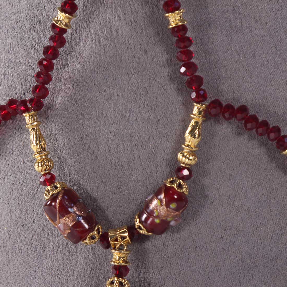 Voir photo 4 de Collier de festivités en perles de verre grenat Collier de festivités en perles de verre grenat Bon état reconditionné photo 4