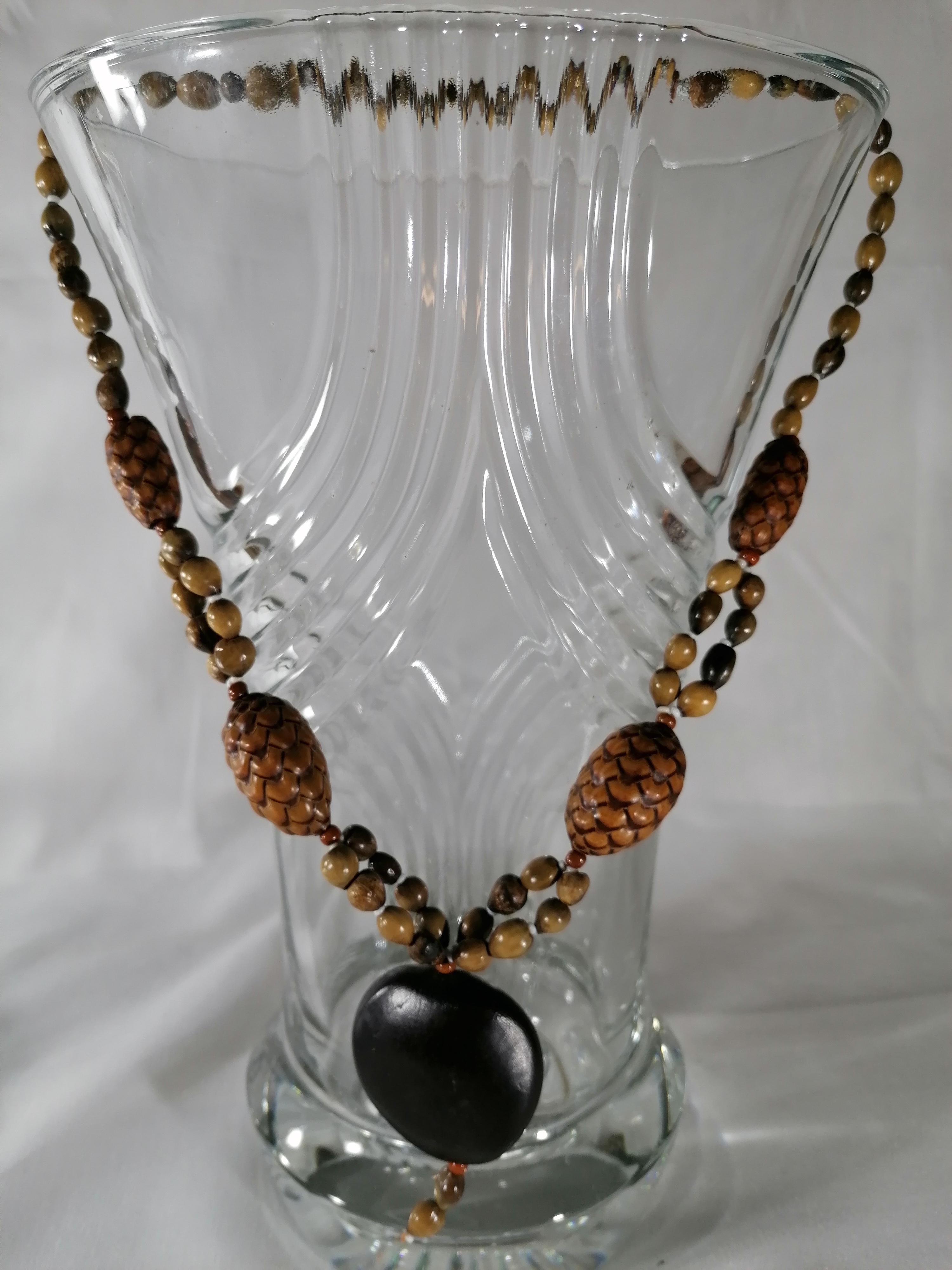 Collier de grosses perles en bois Très bon état - 12,00 € Collier de grosses perles en bois Très bon état reconditionné disponible sur Label Emmaüs