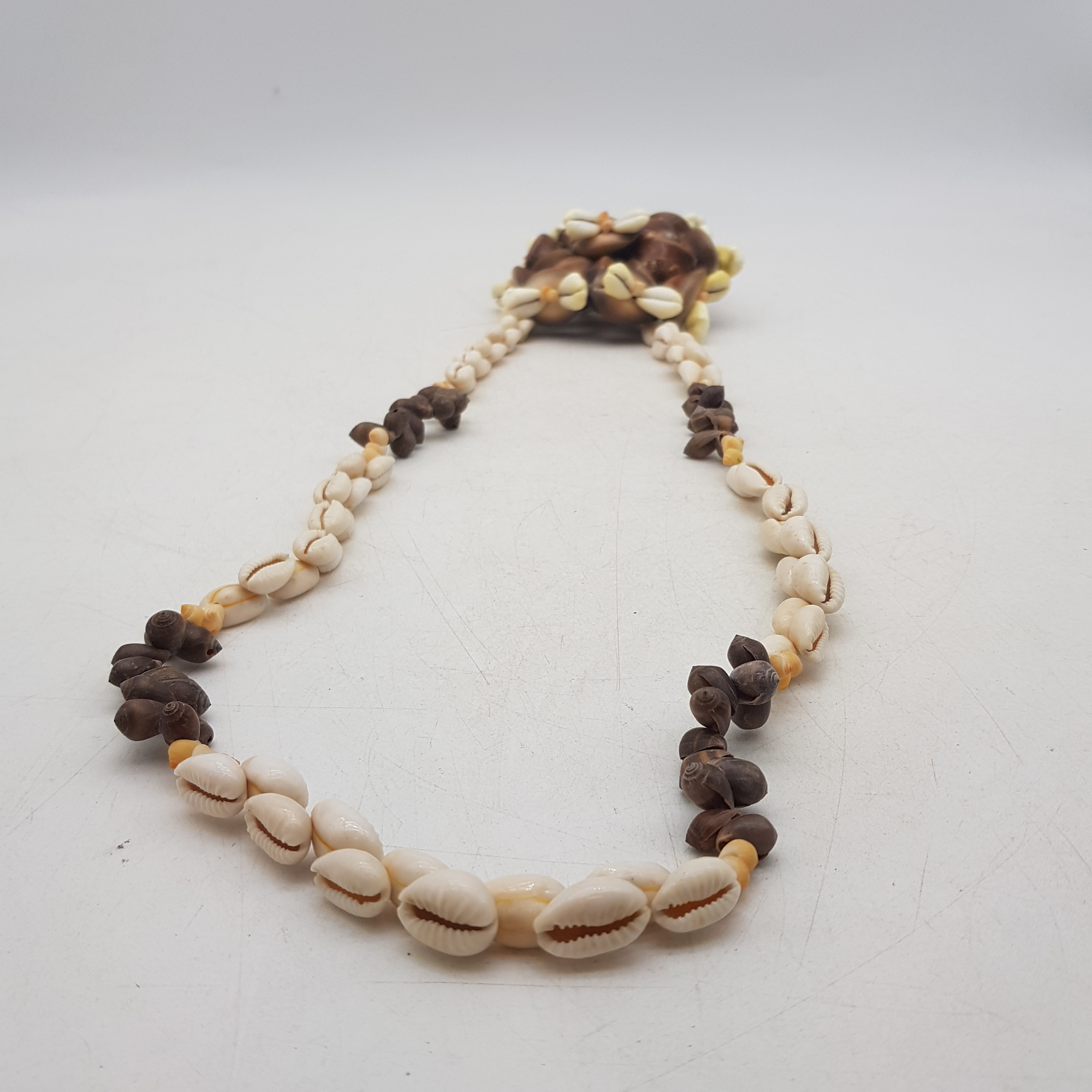 Voir photo 5 de Collier en coquillages de Tahiti Vintage - Très beau - Année 70 Collier en coquillages de Tahiti Vintage - Très beau - Année 70 Très bon état reconditionné photo 5