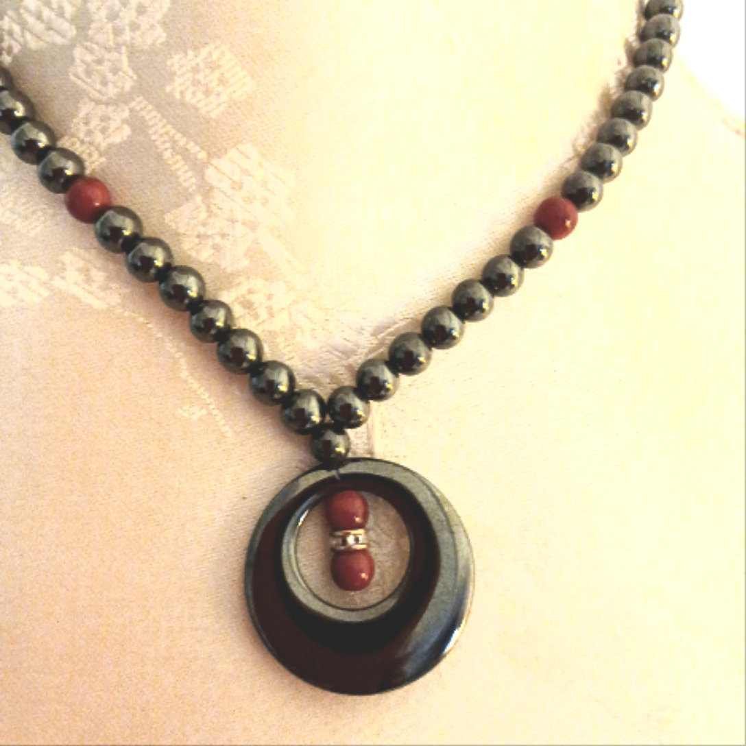 Voir photo 2 de Collier en hématite et perles rouges Collier en hématite et perles rouges Très bon état reconditionné photo 2
