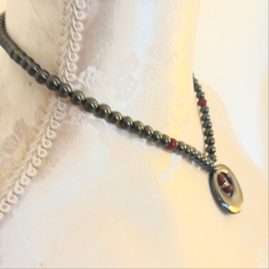 Voir photo 3 de Collier en hématite et perles rouges Collier en hématite et perles rouges Très bon état reconditionné photo 3