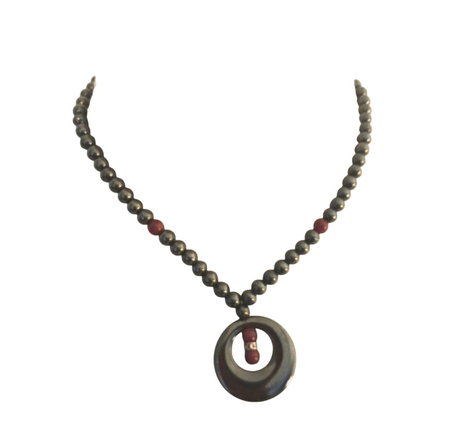 Acheter Collier en hématite et perles rouges Très bon état - 22,00 € Collier en hématite et perles rouges Très bon état reconditionné disponible sur Label Emmaüs