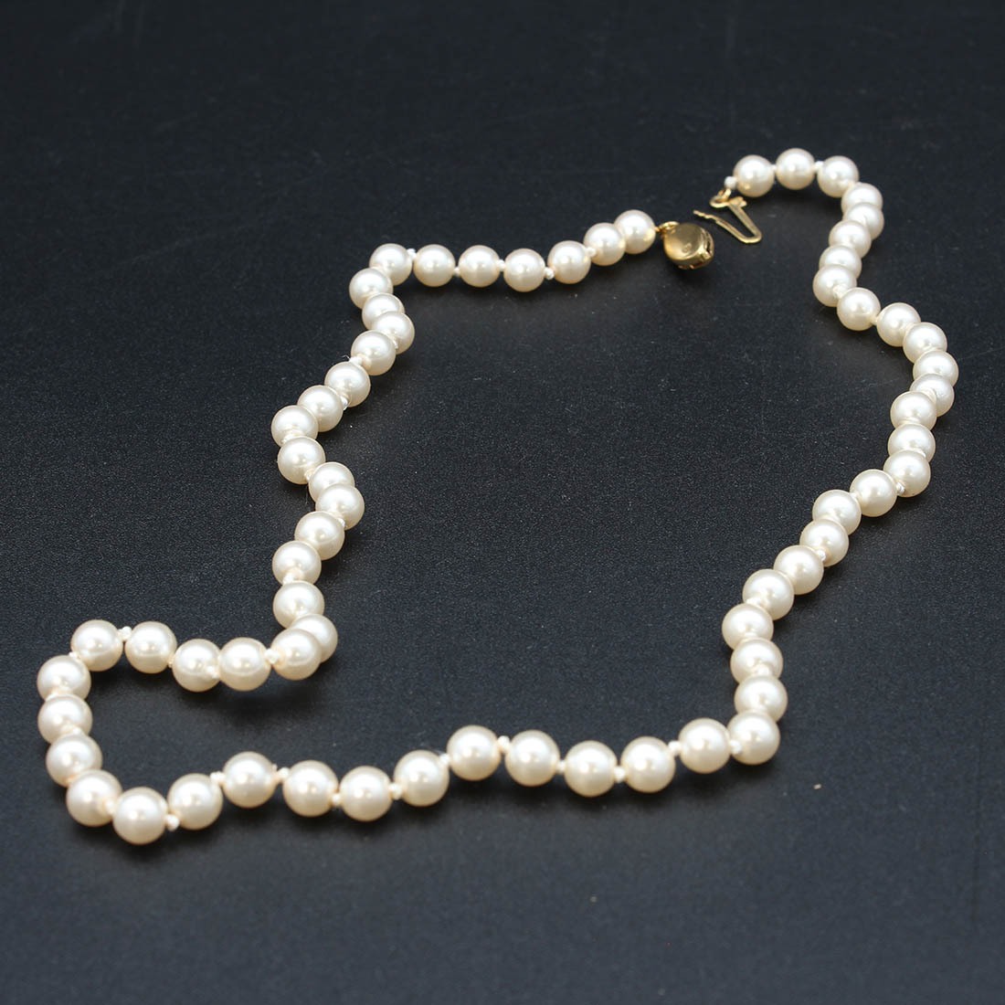 Collier en perles d'imitation Très bon état - 17,00 € Collier en perles d'imitation Très bon état reconditionné disponible sur Label Emmaüs