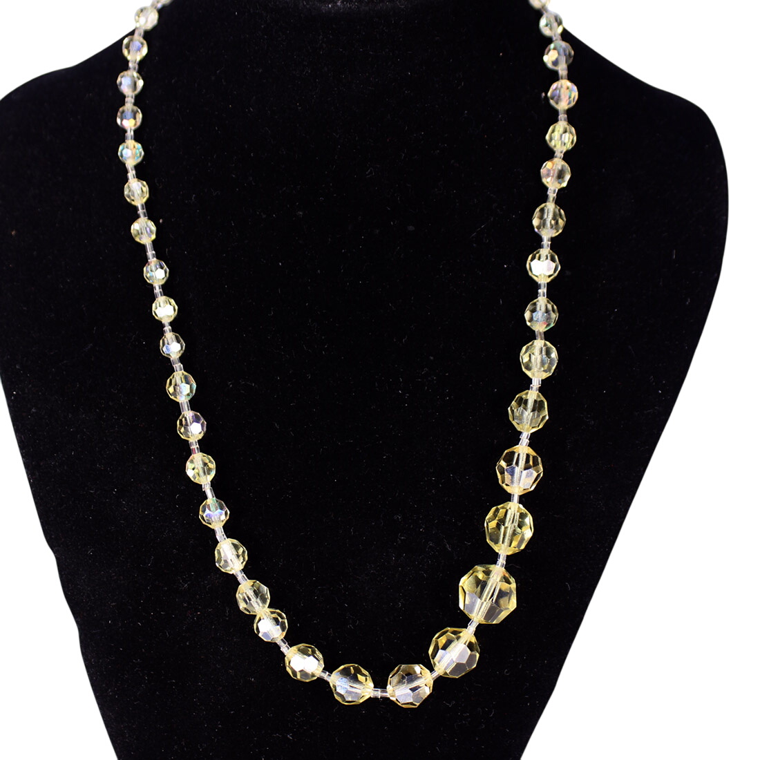 Collier en perles de verre - 14,00 € Collier en perles de verre reconditionné disponible sur Label Emmaüs