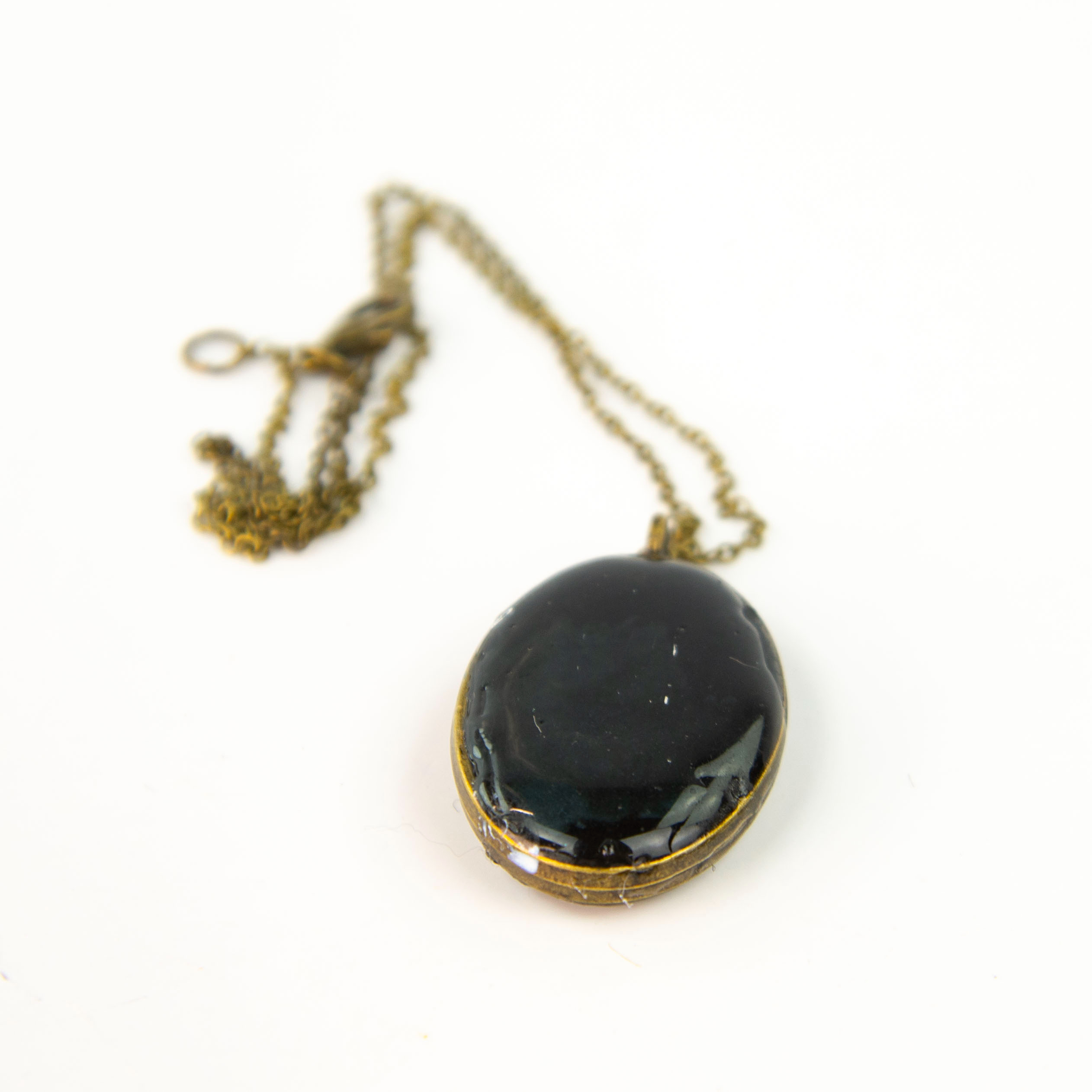 Voir photo 3 de Collier en résine époxy à fleur rose sur fond noir avec sa chaîne en métal Collier en résine époxy à fleur rose sur fond noir avec sa chaîne en métal Parfait état reconditionné photo 3