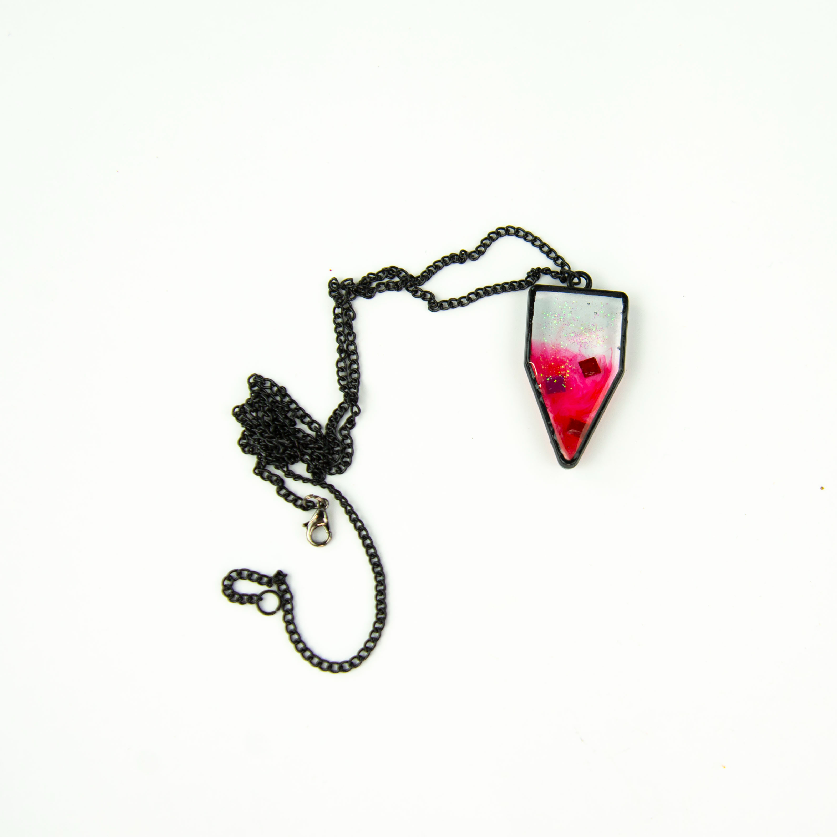Voir photo 2 de Collier en résine époxy à forme géométrique transparent avec fumée rose et strass carré accompagné de sa chaîne en métal noire Collier en résine époxy à forme géométrique transparent avec fumée rose et strass carré accompagné de sa chaîne en métal noire Parfait état reconditionné photo 2