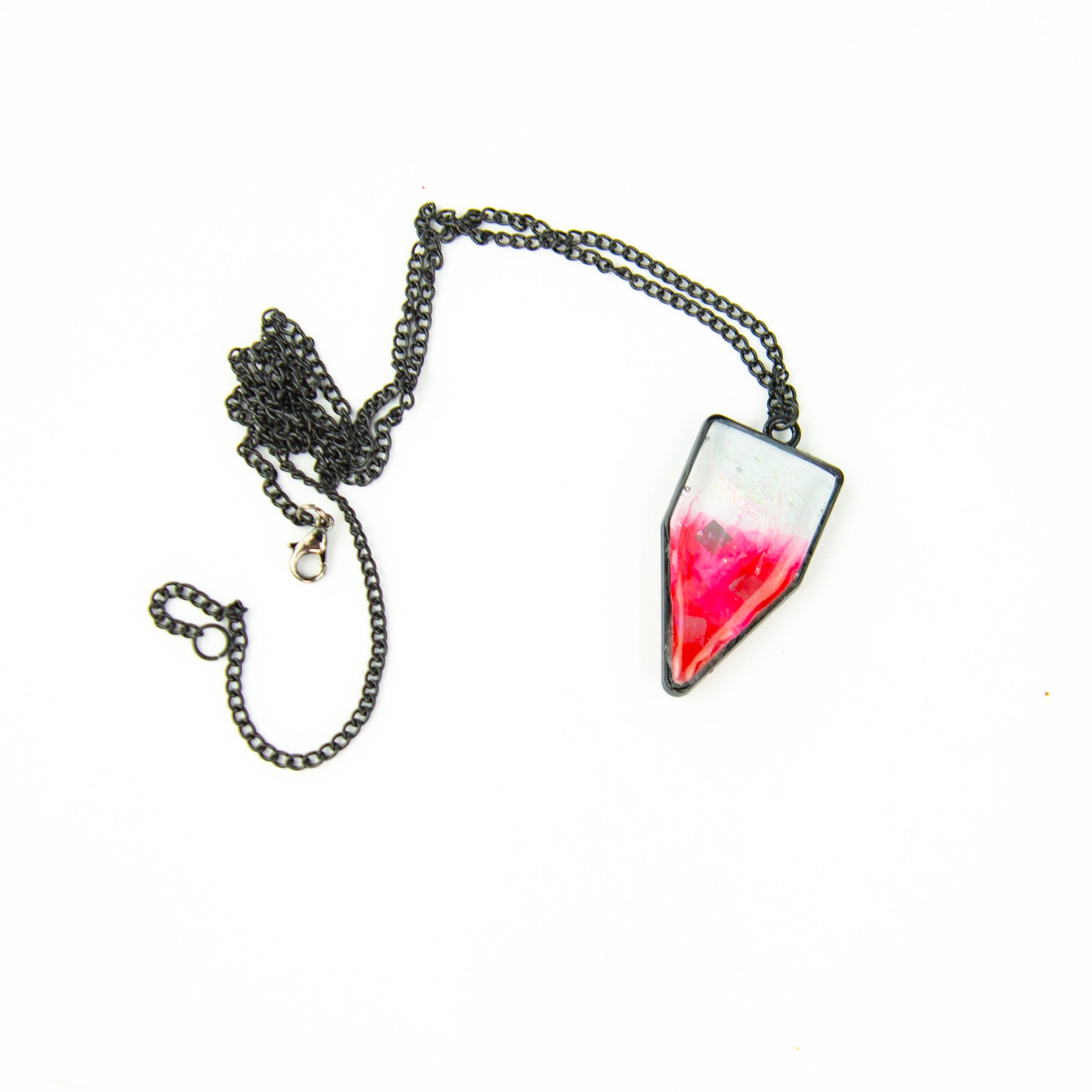 Voir photo 3 de Collier en résine époxy à forme géométrique transparent avec fumée rose et strass carré accompagné de sa chaîne en métal noire Collier en résine époxy à forme géométrique transparent avec fumée rose et strass carré accompagné de sa chaîne en métal noire Parfait état reconditionné photo 3