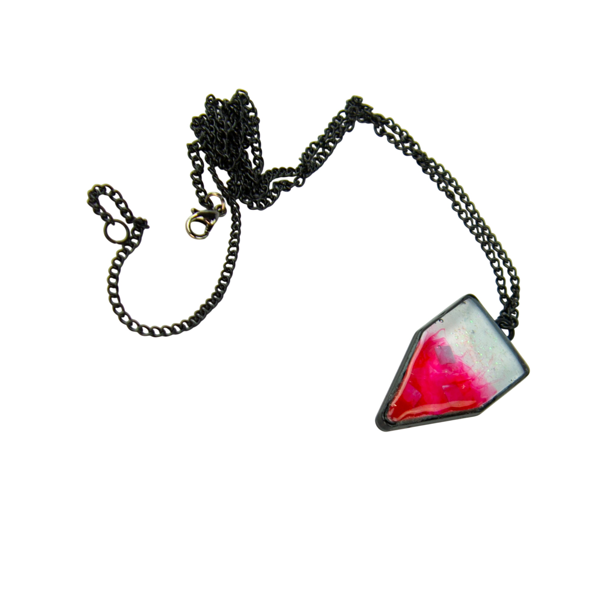 Acheter Collier en résine époxy à forme géométrique transparent avec fumée rose et strass carré accompagné de sa chaîne en métal noire Parfait état - 10,00 € Collier en résine époxy à forme géométrique transparent avec fumée rose et strass carré accompagné de sa chaîne en métal noire Parfait état reconditionné disponible sur Label Emmaüs