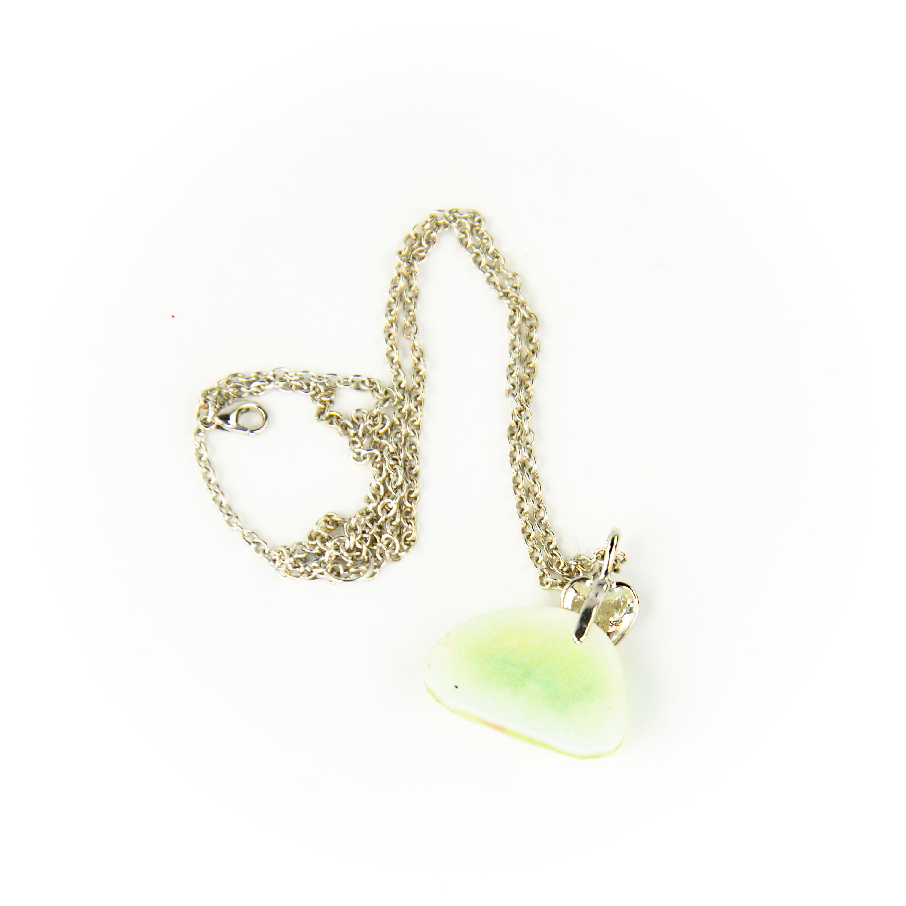 Voir photo 3 de Collier en résine époxy blanc à motif d'un flamand rose dans l'herbe avec accroche en forme de feuille et chaîne en métal Collier en résine époxy blanc à motif d'un flamand rose dans l'herbe avec accroche en forme de feuille et chaîne en métal Parfait état reconditionné photo 3