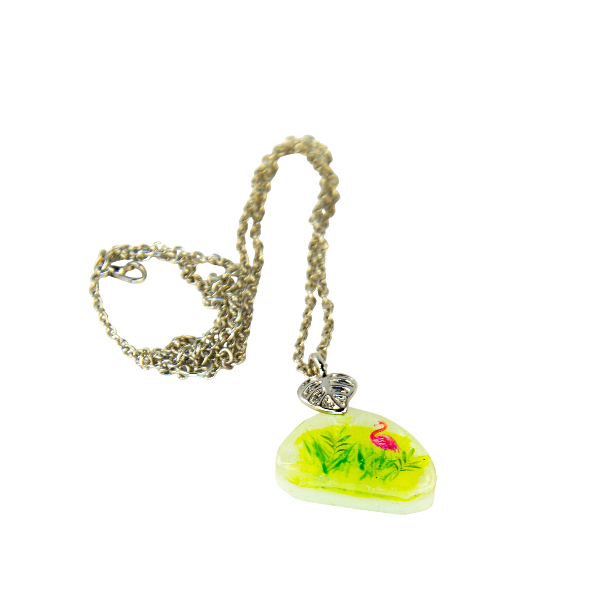 Collier en résine époxy blanc à motif d'un flamand rose dans l'herbe avec accroche en forme de feuille et chaîne en métal Parfait état - 10,00 € Collier en résine époxy blanc à motif d'un flamand rose dans l'herbe avec accroche en forme de feuille et chaîne en métal Parfait état reconditionné disponible sur Label Emmaüs