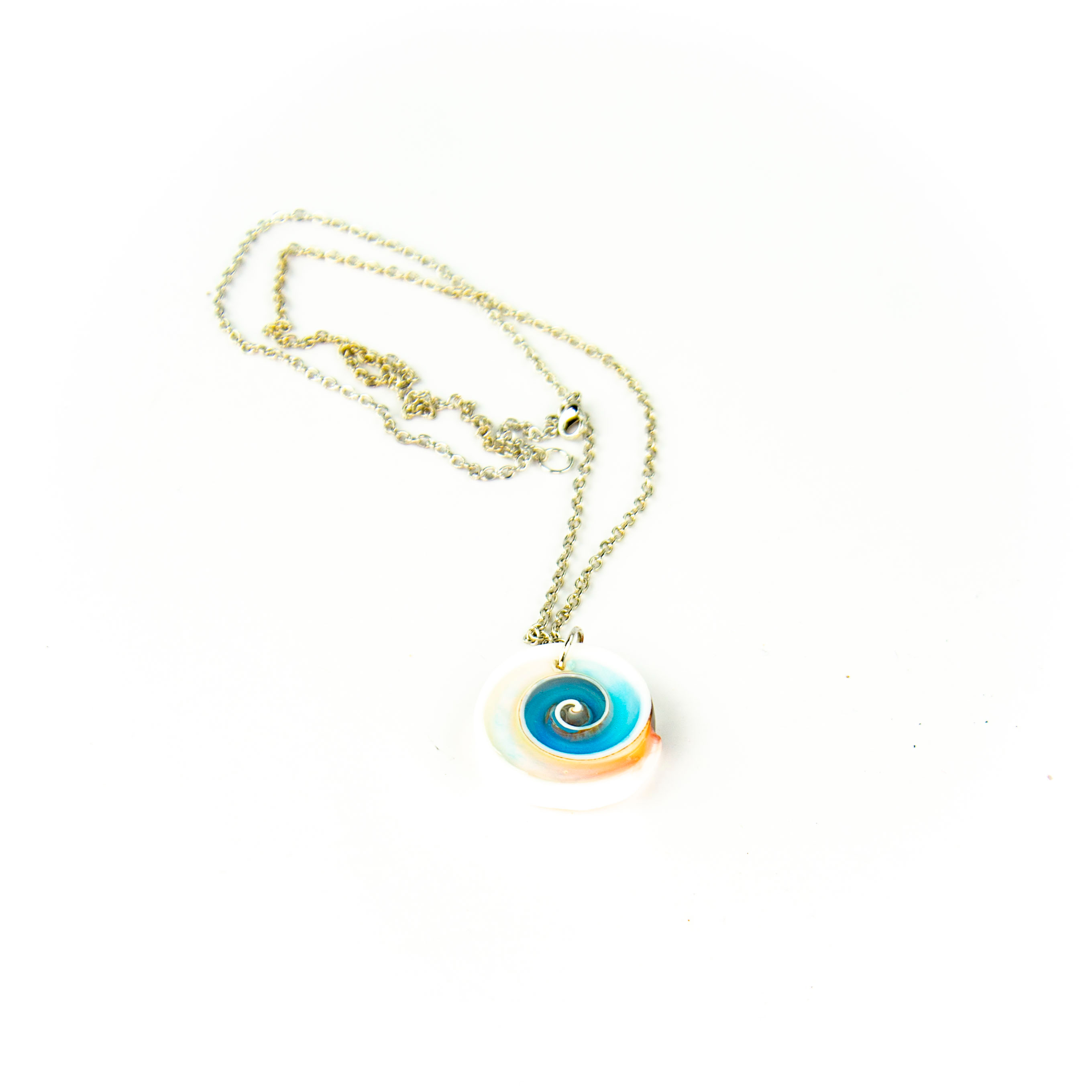 Voir photo 2 de Collier en résine époxy blanche en forme de coquillage avec sa chaîne en métal Collier en résine époxy blanche en forme de coquillage avec sa chaîne en métal Parfait état reconditionné photo 2