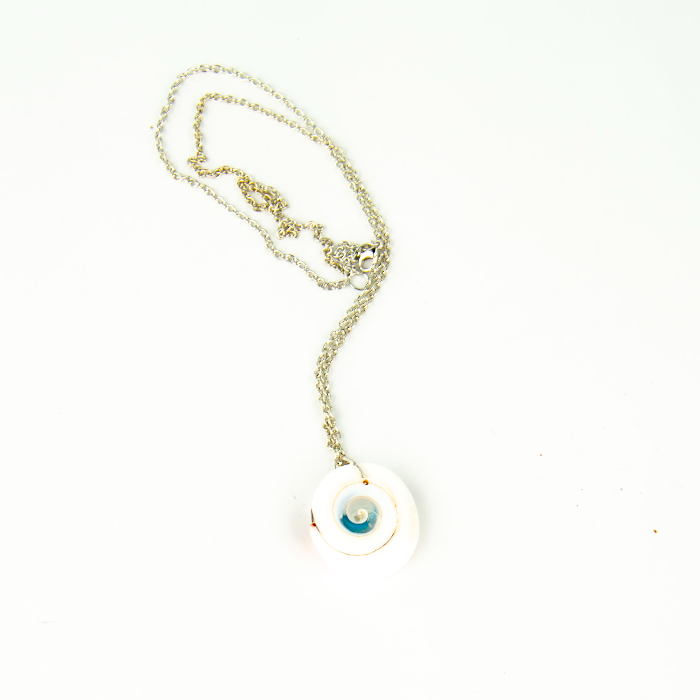 Voir photo 3 de Collier en résine époxy blanche en forme de coquillage avec sa chaîne en métal Collier en résine époxy blanche en forme de coquillage avec sa chaîne en métal Parfait état reconditionné photo 3